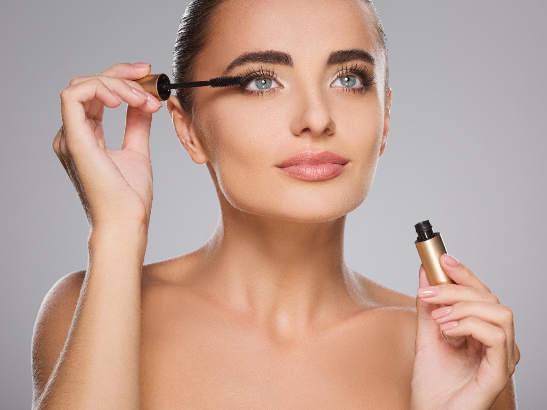 Frau malt Wimpern an