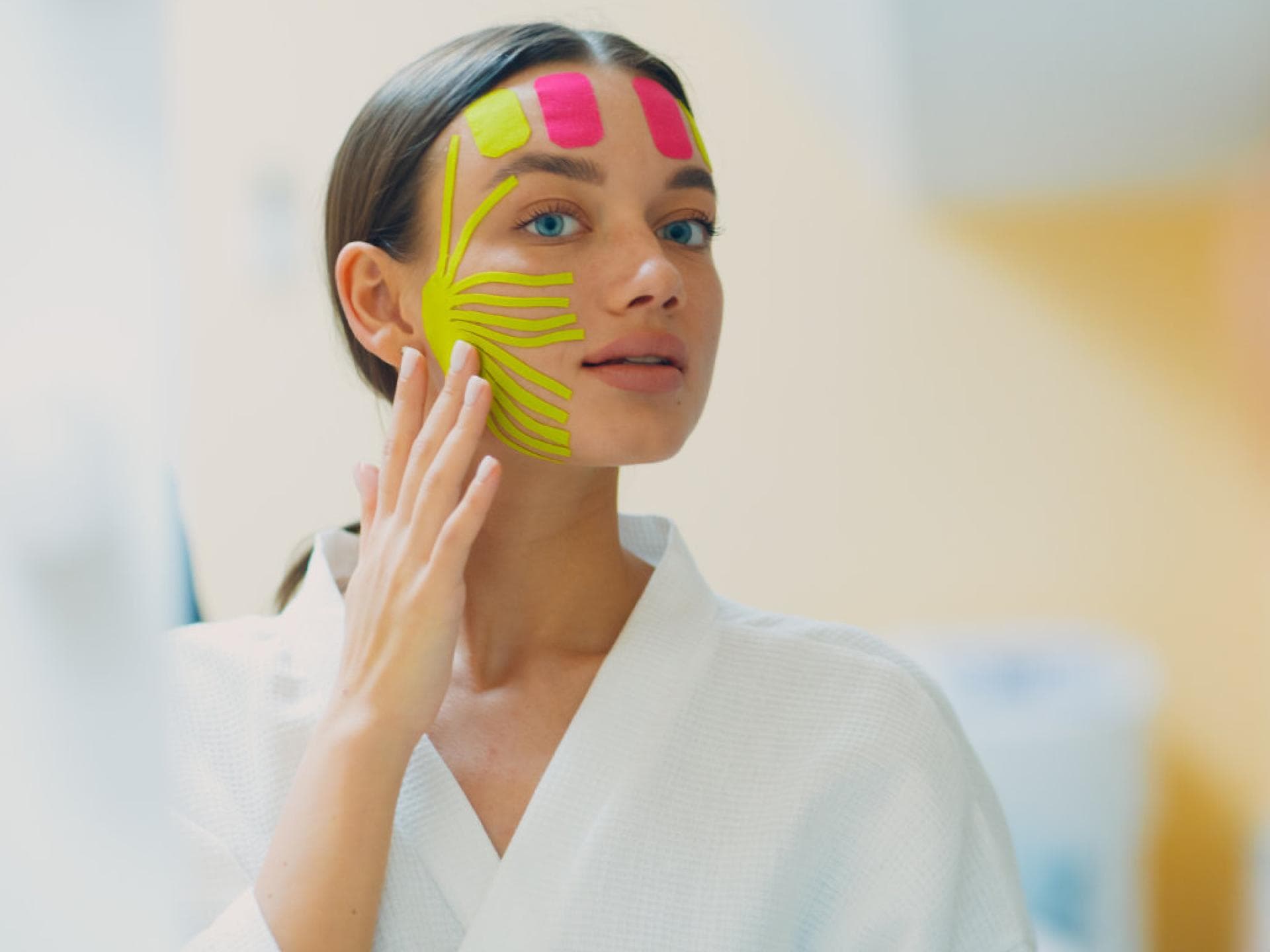 Frau mit Patches im Gesicht