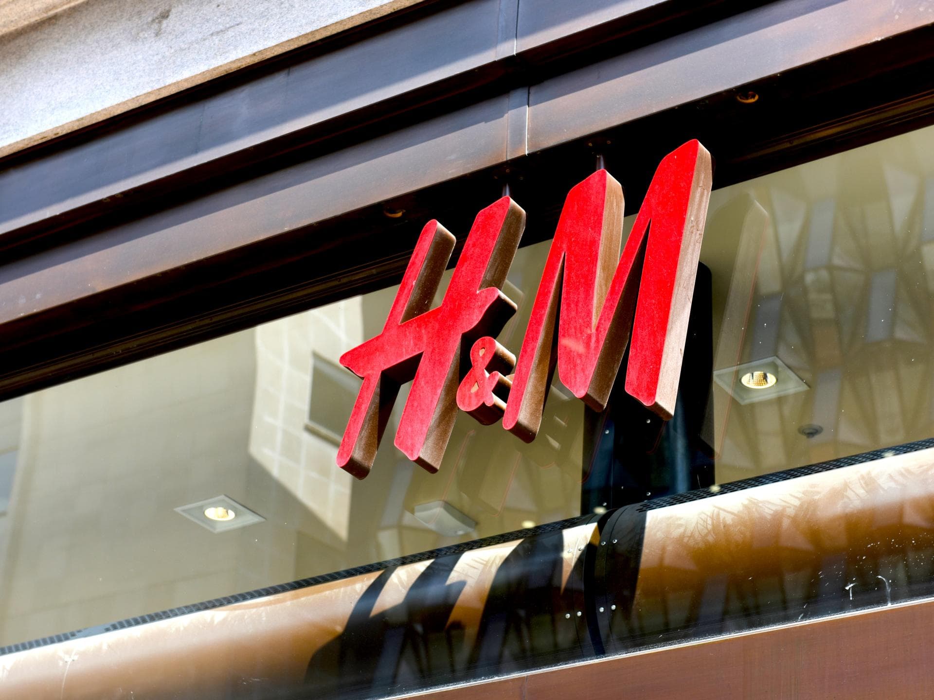 Hier ist das H&M-Logo an einem Geschäft zu sehen. Es ist typisch rot. 