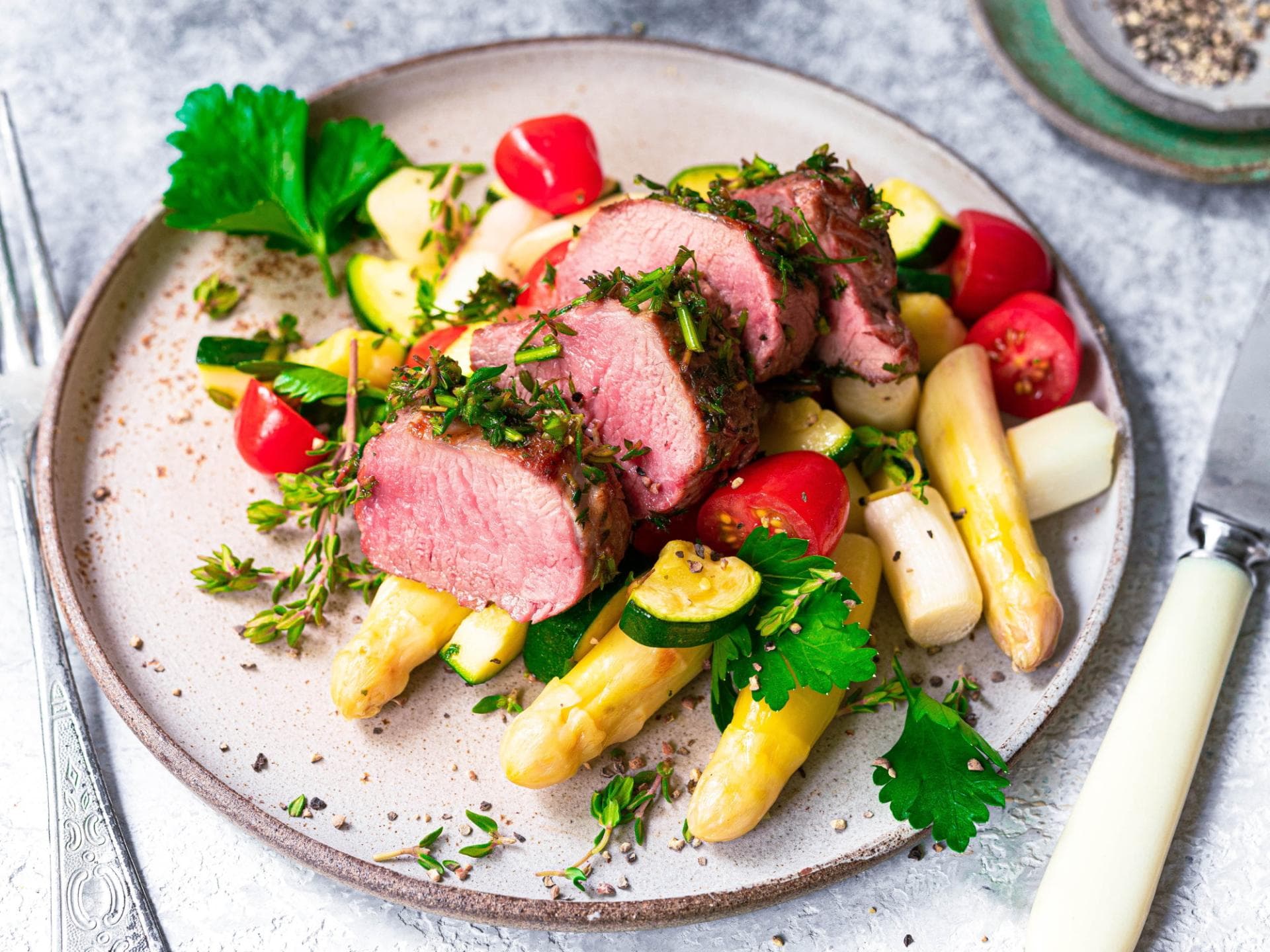 Lammrücken mit Tomaten-Spargel 