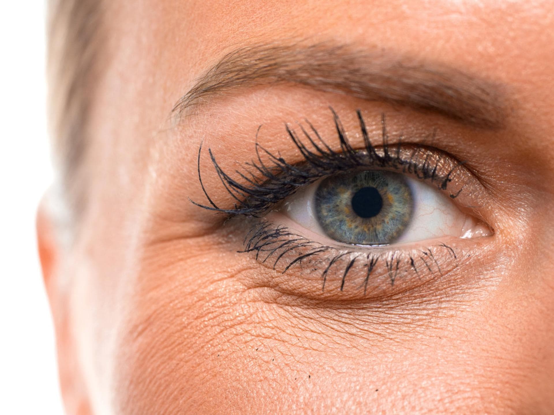 Frau mit ersten Augenfalten und langen Wimpern