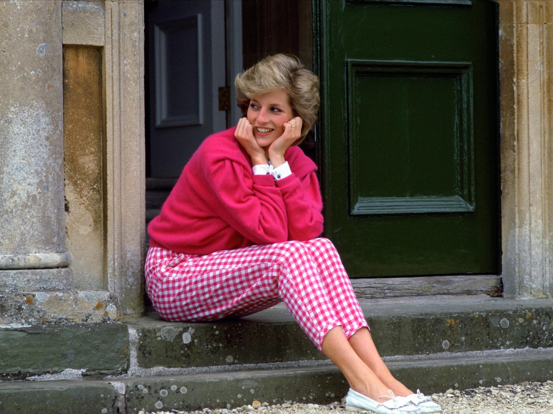 Prinzession Diana in Karo-Hose 