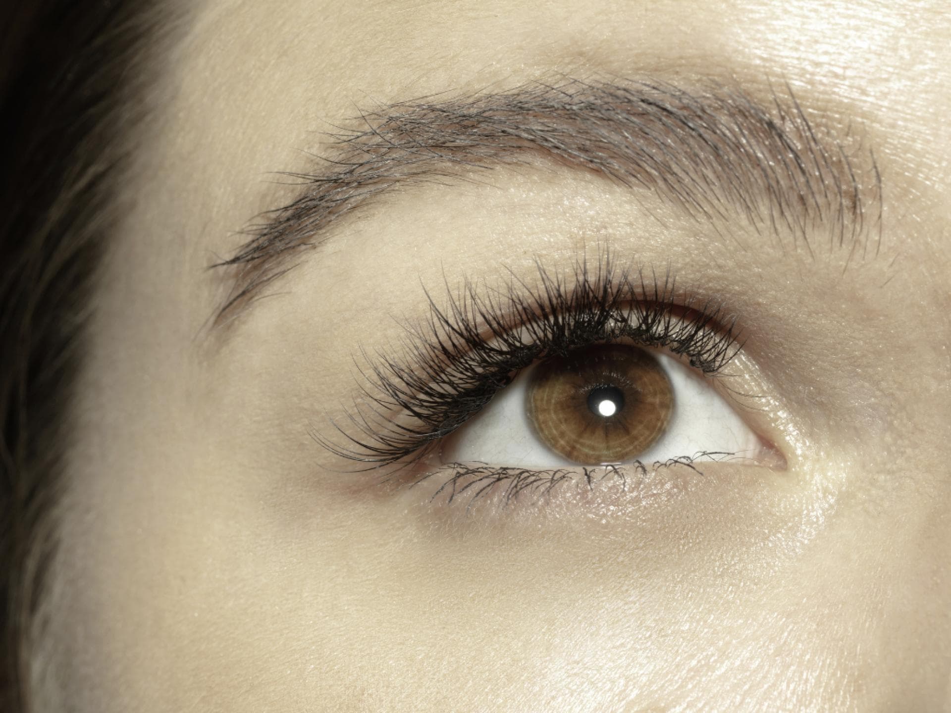 Frau mit langen Wimpern