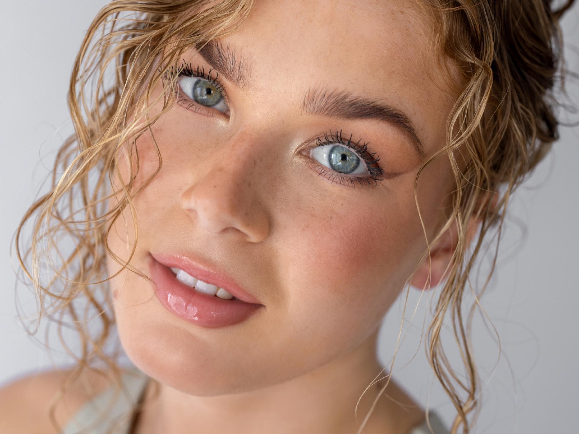 Schöne Blondine mit weißer Wasserlinie