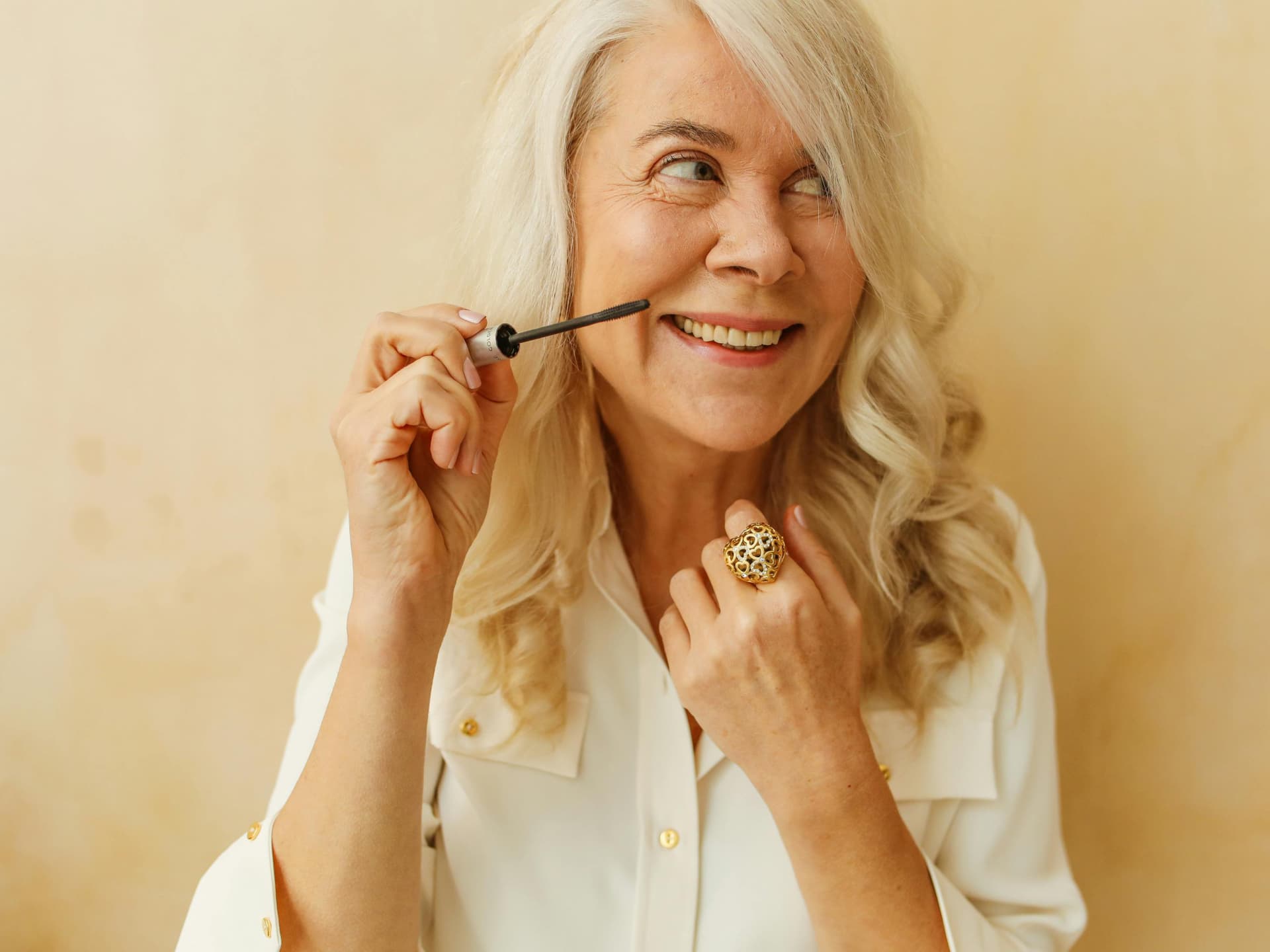 Frau verwendet Anti-Aging-Mascara mit Hyaluron