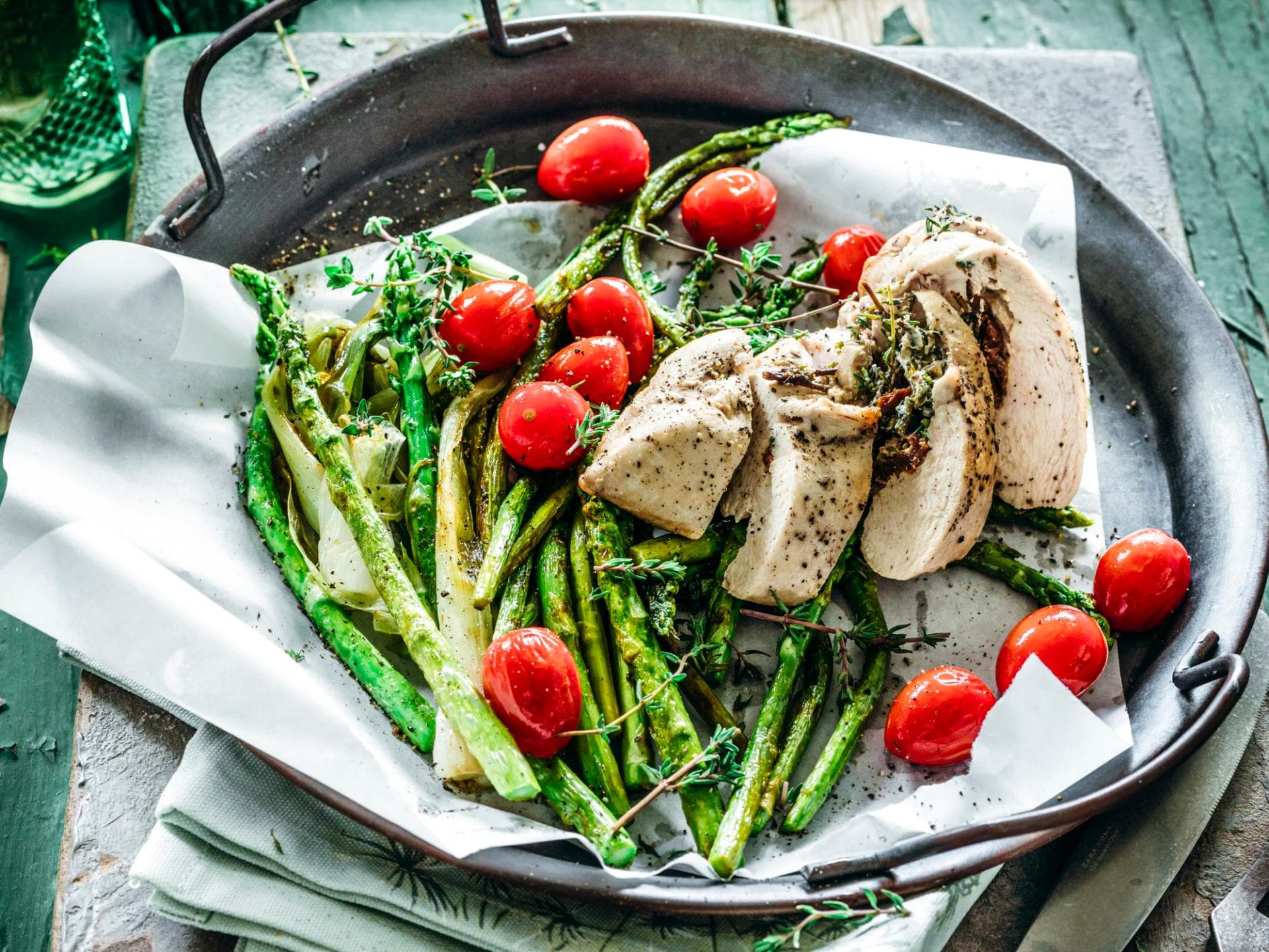 Gegrillter Spargel mit Hähnchenbrust Gegrillter Spargel mit Hähnchenbrust