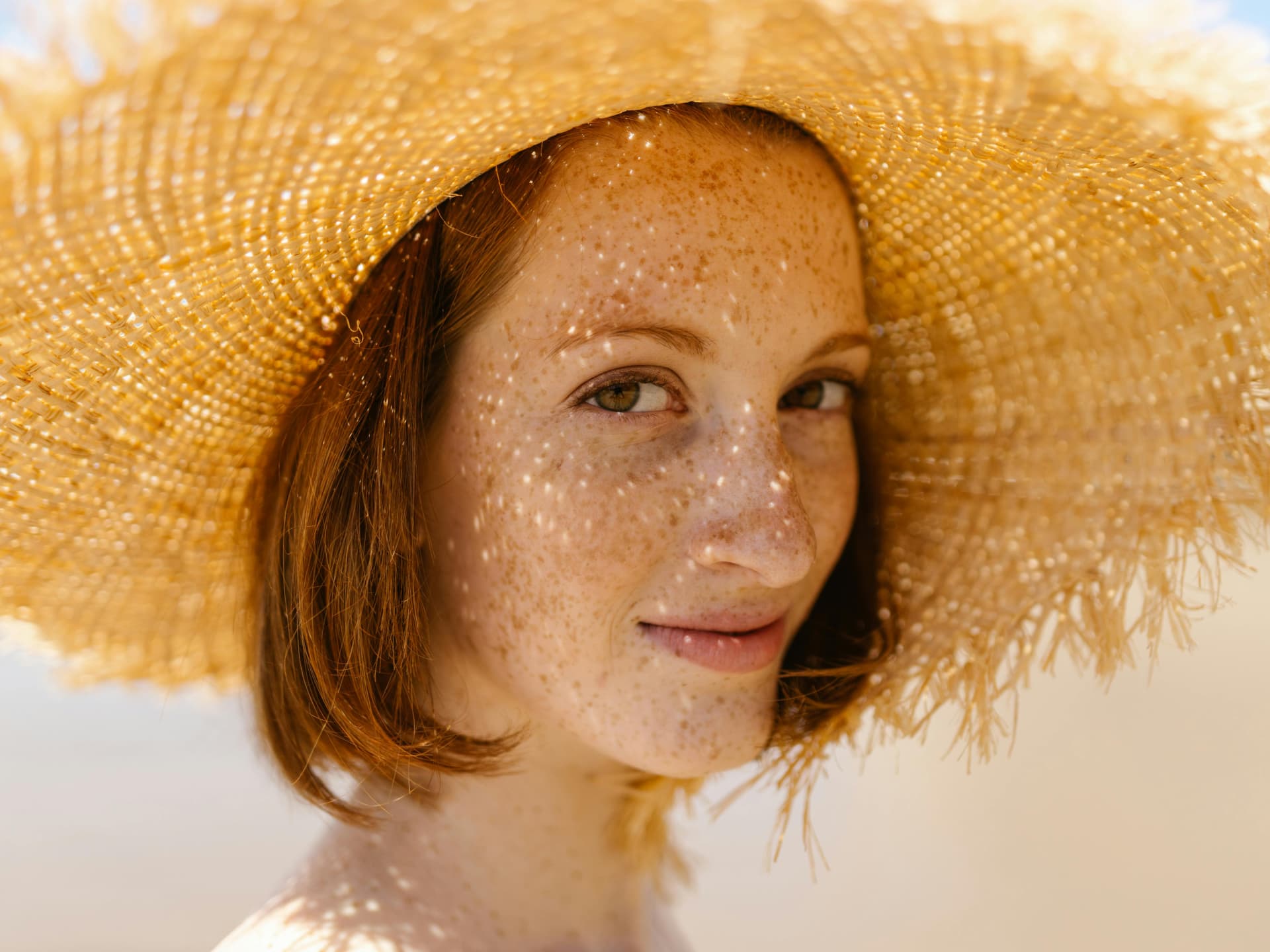 Die besten getönten Sonnencremes im Test Frau mit getönter Sonnencreme im Gesicht