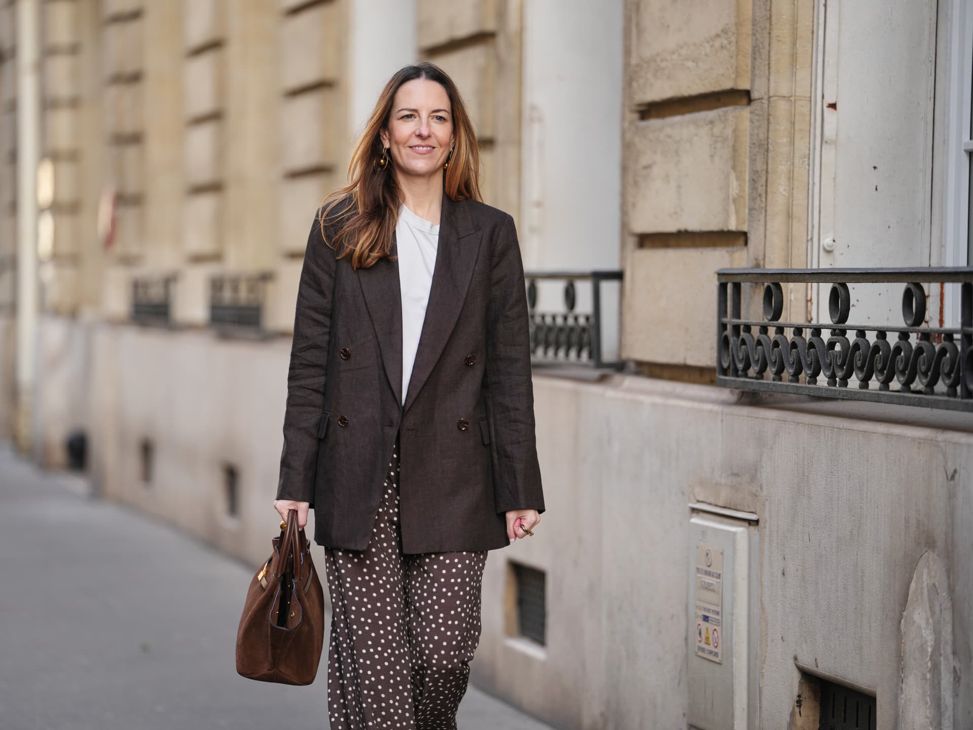 Alba Garavito Torre trägt einen Blazer und eine Hose mit Gummizug