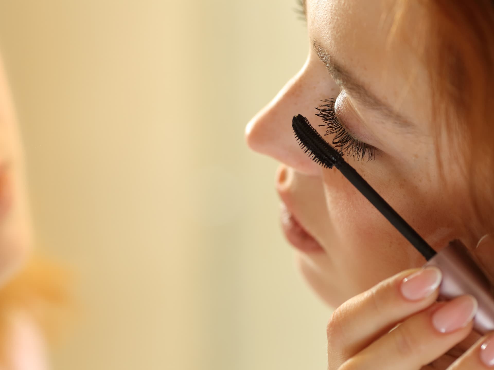 Hyaluron-Mascara verschönert und pflegt die Wimpern in einem Schritt Frau trägt Hyaluron-Mascara auf