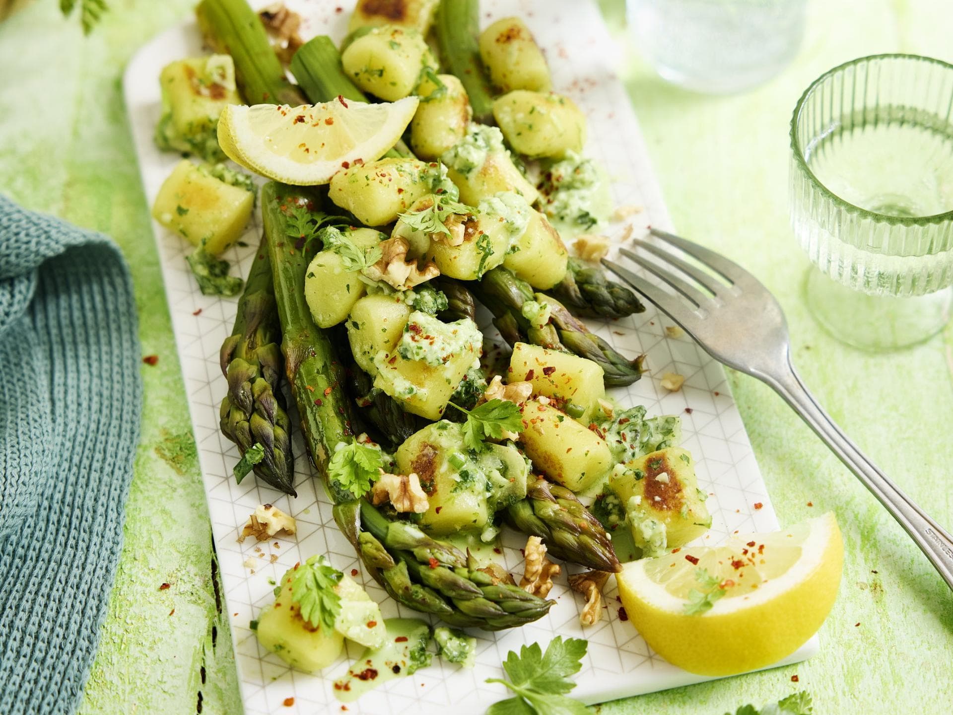 Kräuter-Gnocchi mit Ofenspargel 