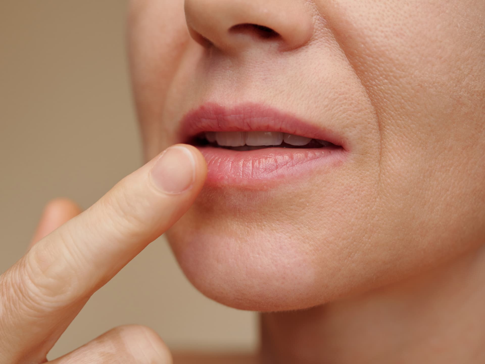 Frau mit Soft Blurred Lips