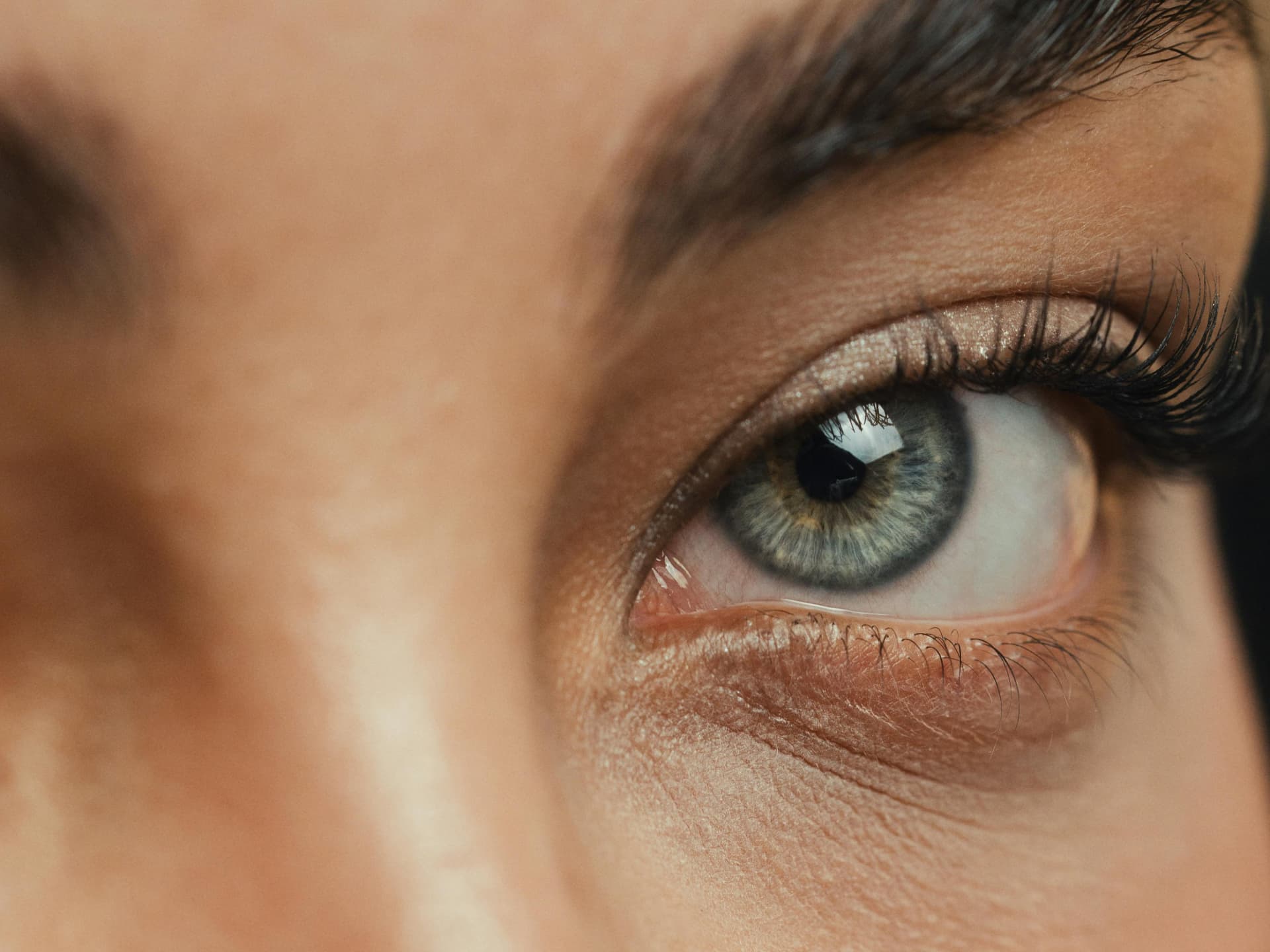 Frau mit geschwungenen Wimpern