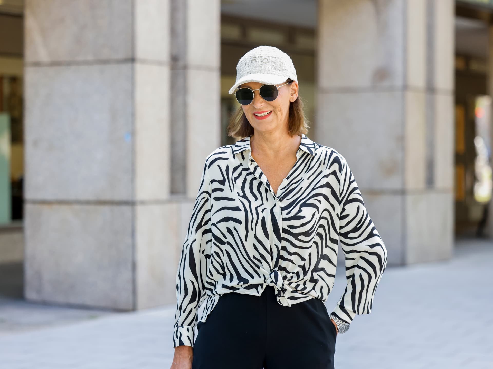 Eva Lutz trägt eine geknotete Zebrabluse