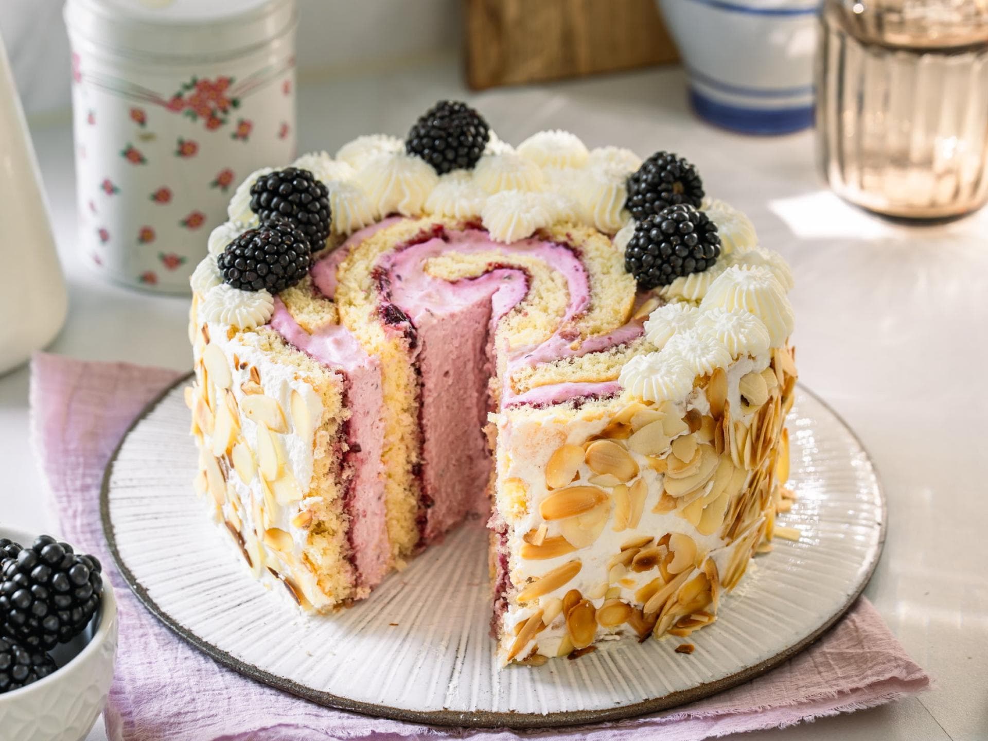 Brombeer-Wickeltorte Brombeer-Wickeltorte
