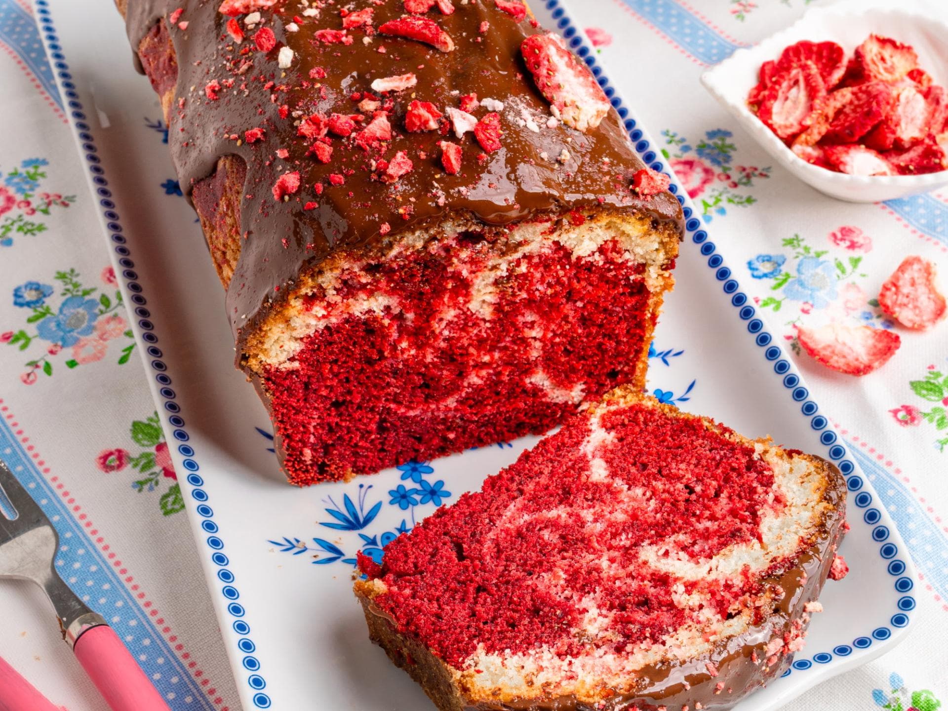 Red-Velvet-Marmorkuchen mit Erdbeeren Red-Velvet-Marmorkuchen mit Erdbeeren