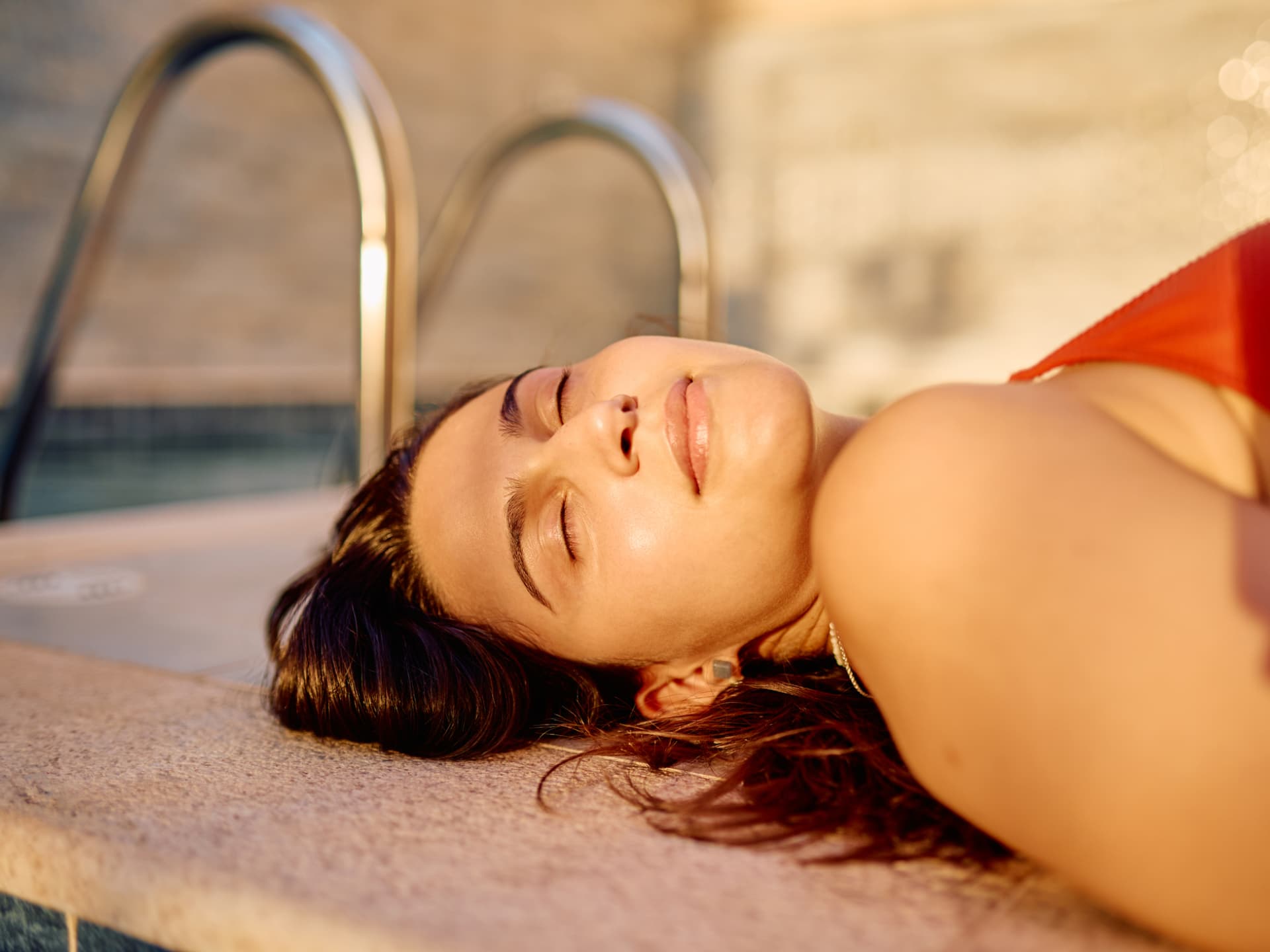Frau mit Sonnencreme mit LSF70 am Pool