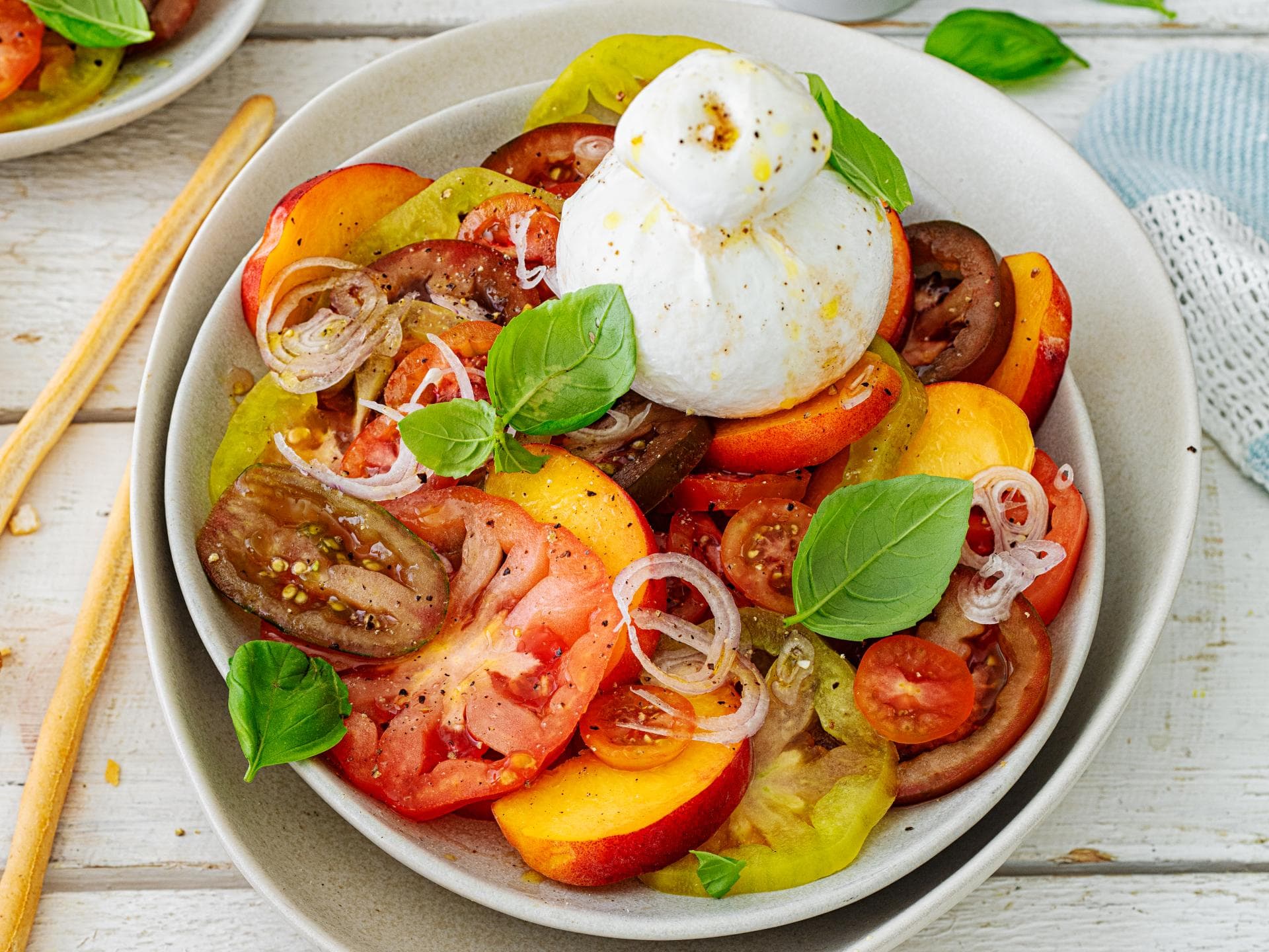 Tomaten-Pfirsich-Carpaccio mit Burrata Tomaten-Pfirsich-Carpaccio mit Burrata