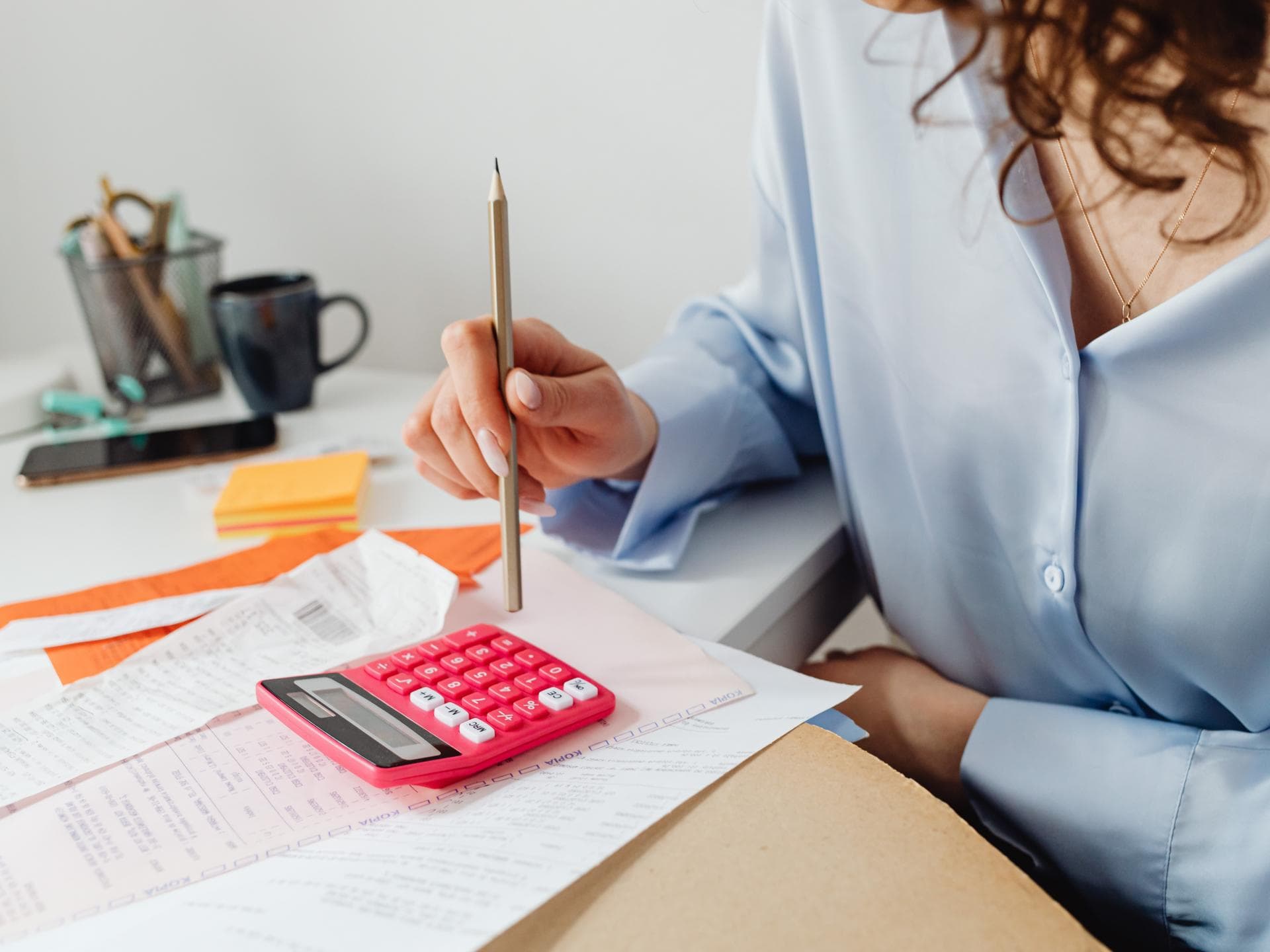Eine Frau macht ihre Finanzen