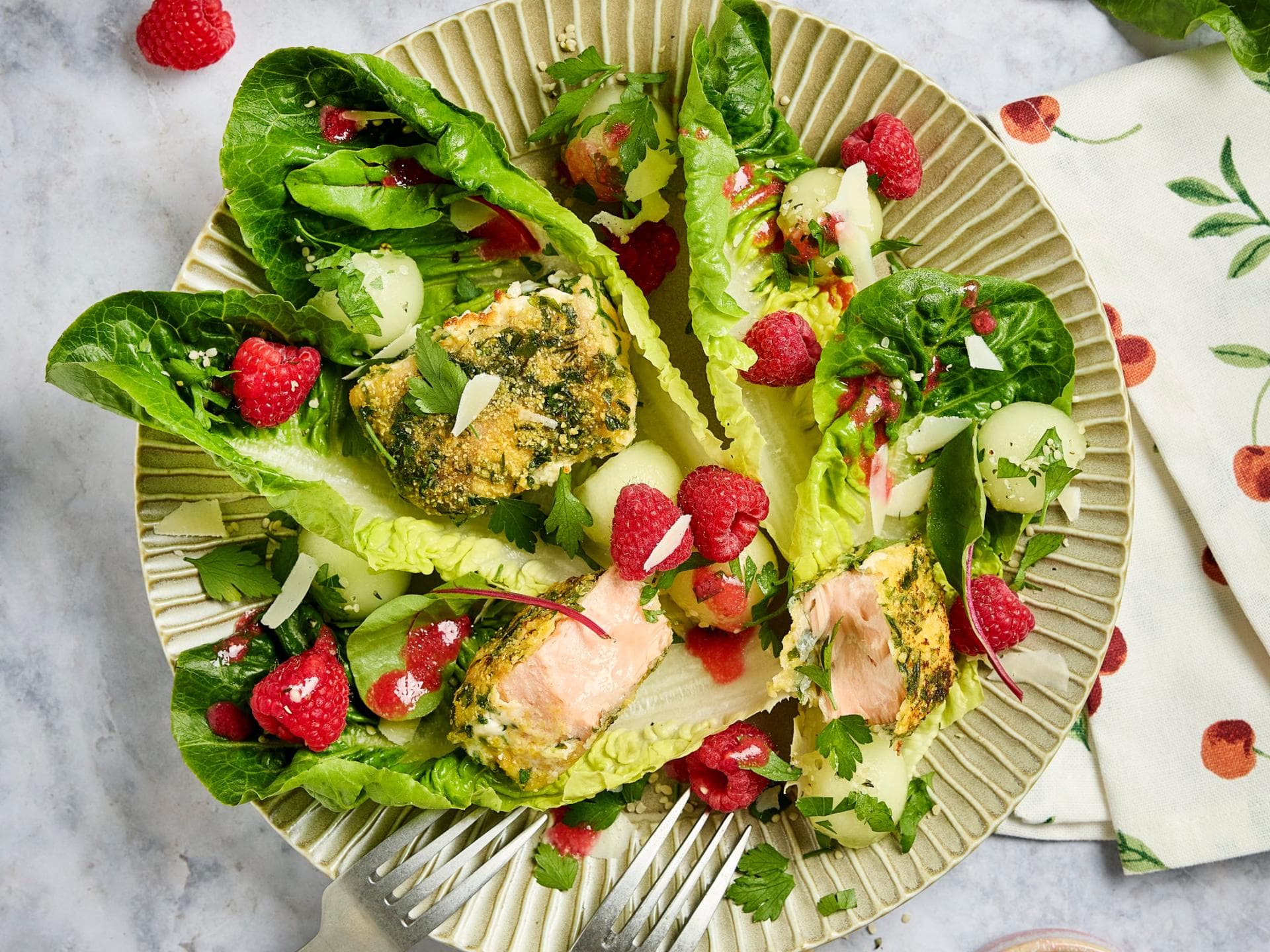 Sommersalat mit Melone und Fisch Sommersalat mit Melone und Fisch