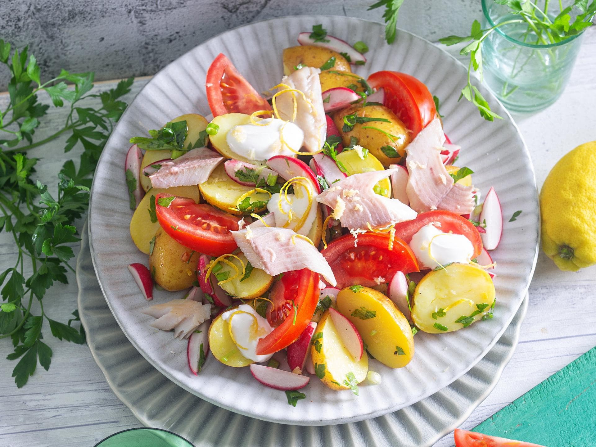 Kartoffel-Radieschensalat mit Räucherfisch Kartoffel-Radieschensalat mit Räucherfisch