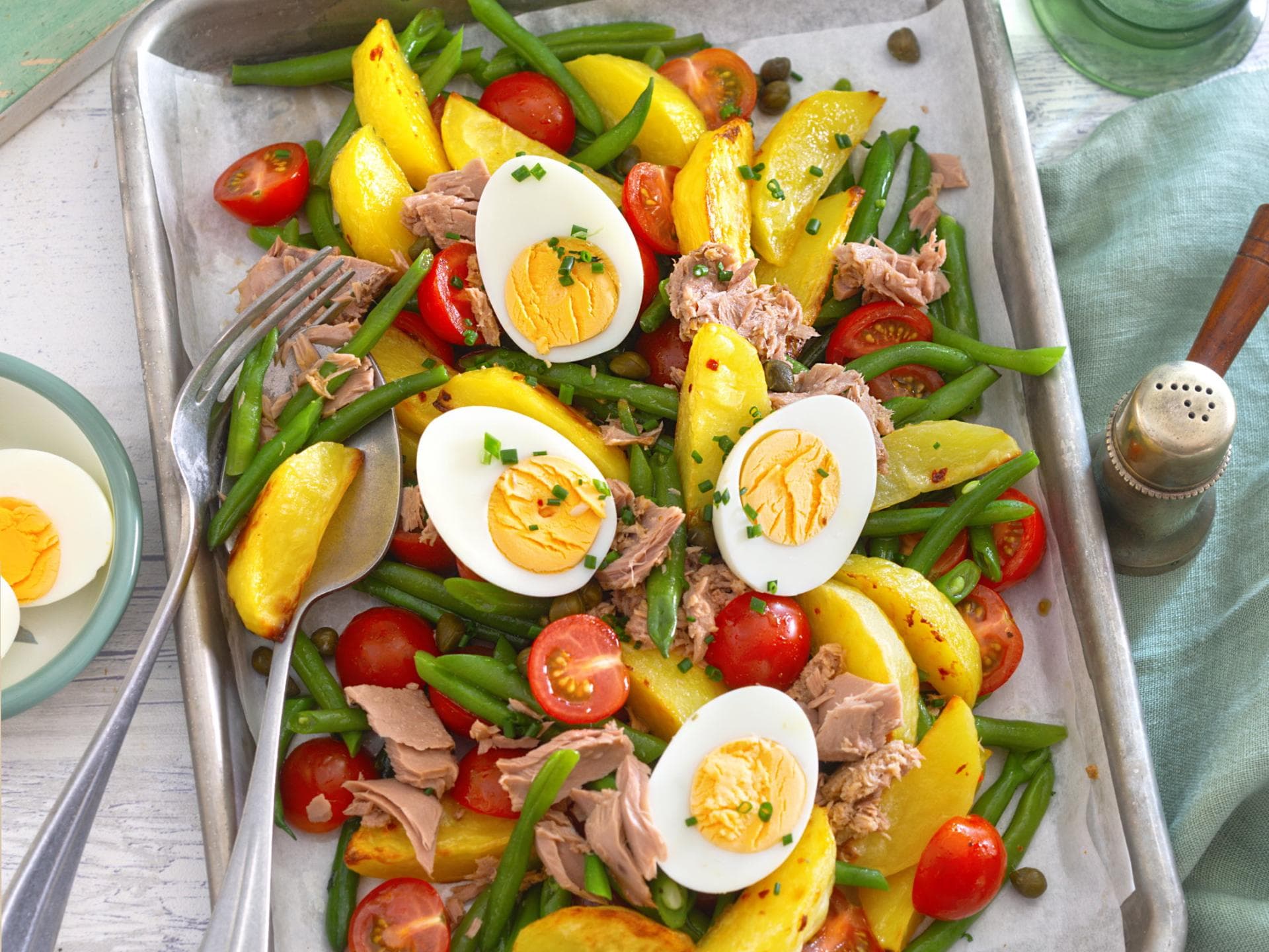 Nizza-Salat mit Ofenkartoffeln