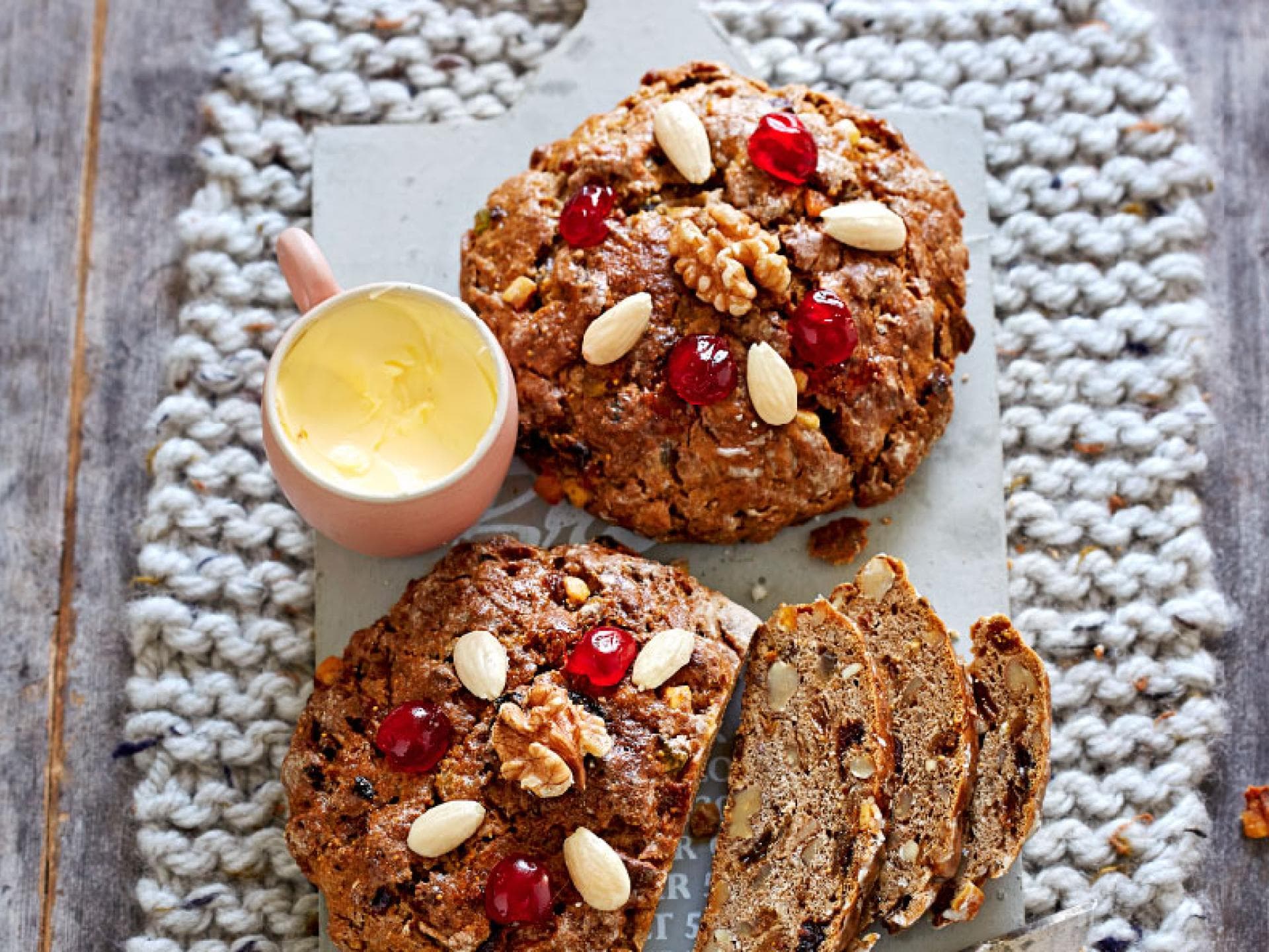 Früchtebrot mit Honig