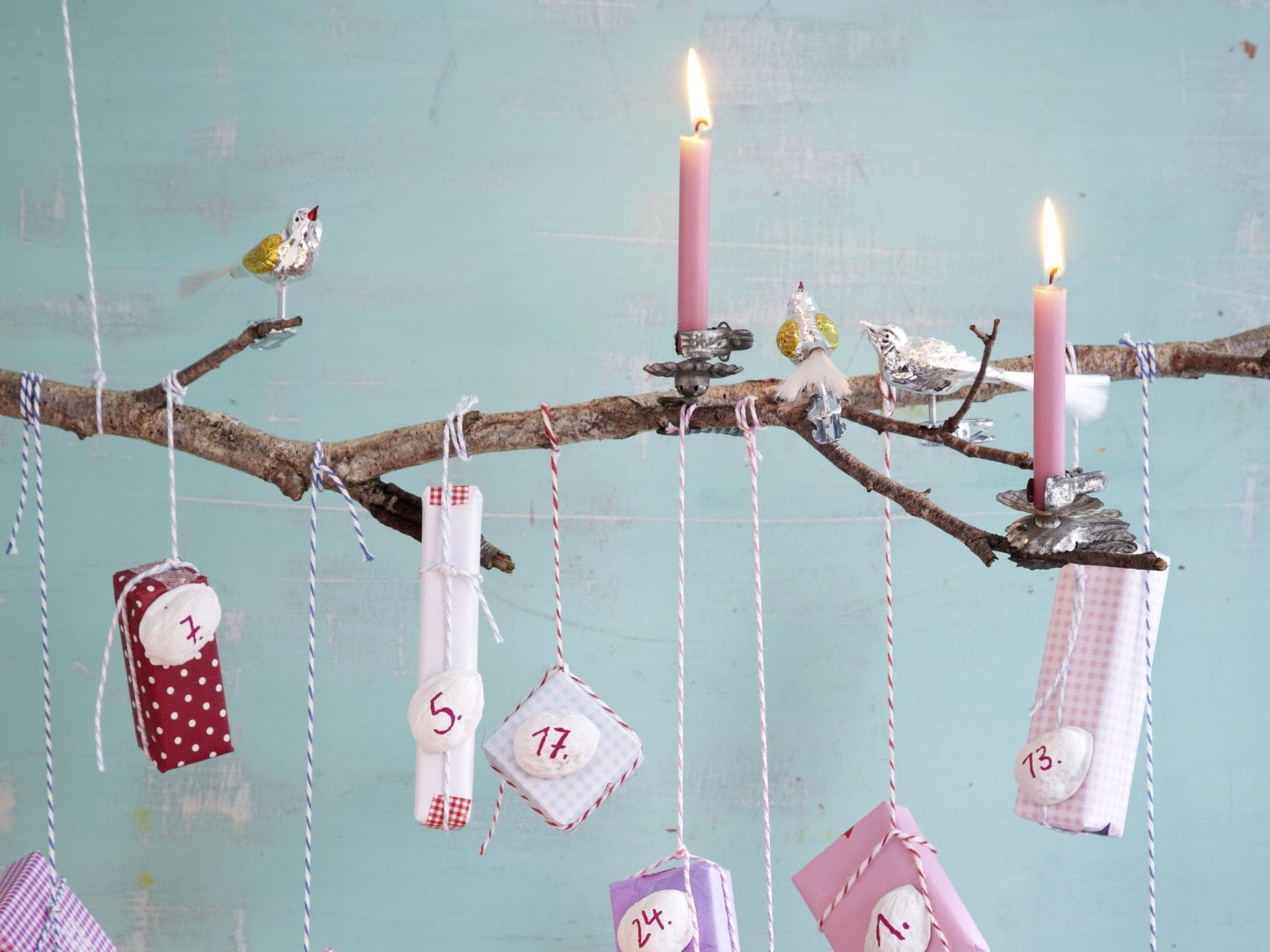 Adventskalender Päckchen hängen an einem Ast - Der Advetnts