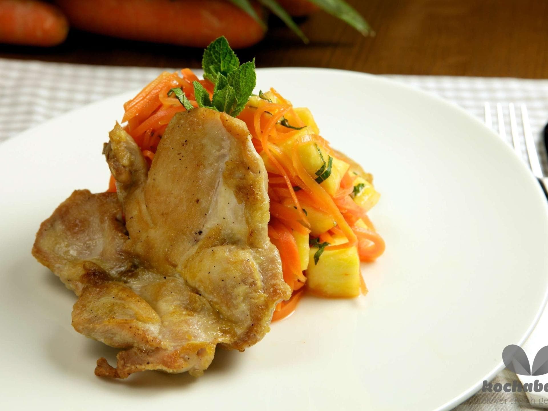 Ausgelöste Hühnerkeule mit Karotten-Ananassalat Ausgelöste Hühnerkeule mit Karotten-Ananassalat