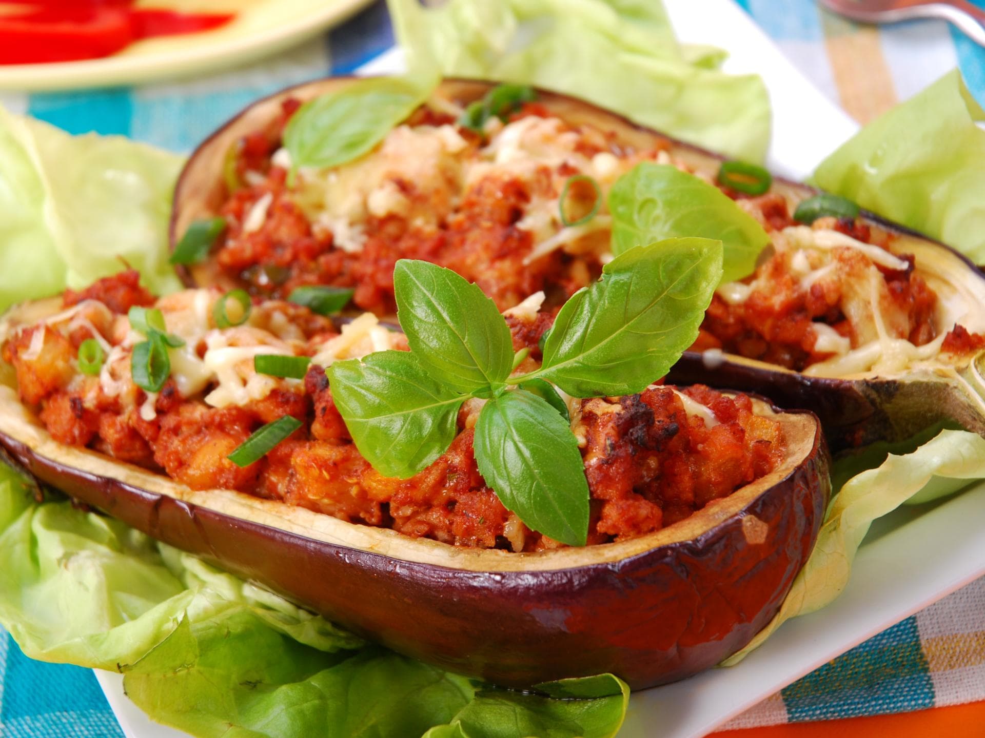 Mit Bolognese-Sauce gefüllte Aubergine