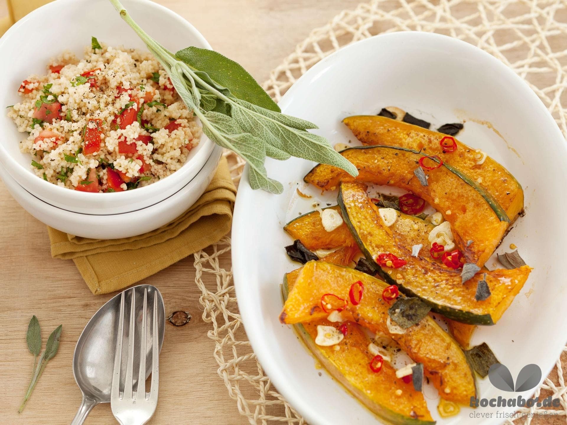 Kürbis im Ofen geschmort mit Tomaten-Couscous Salat