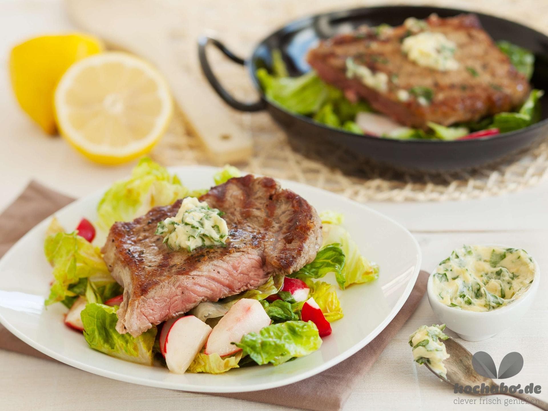 Steak auf lauwarmen Salat mit Zitronen-Kräuter-Butter Steak