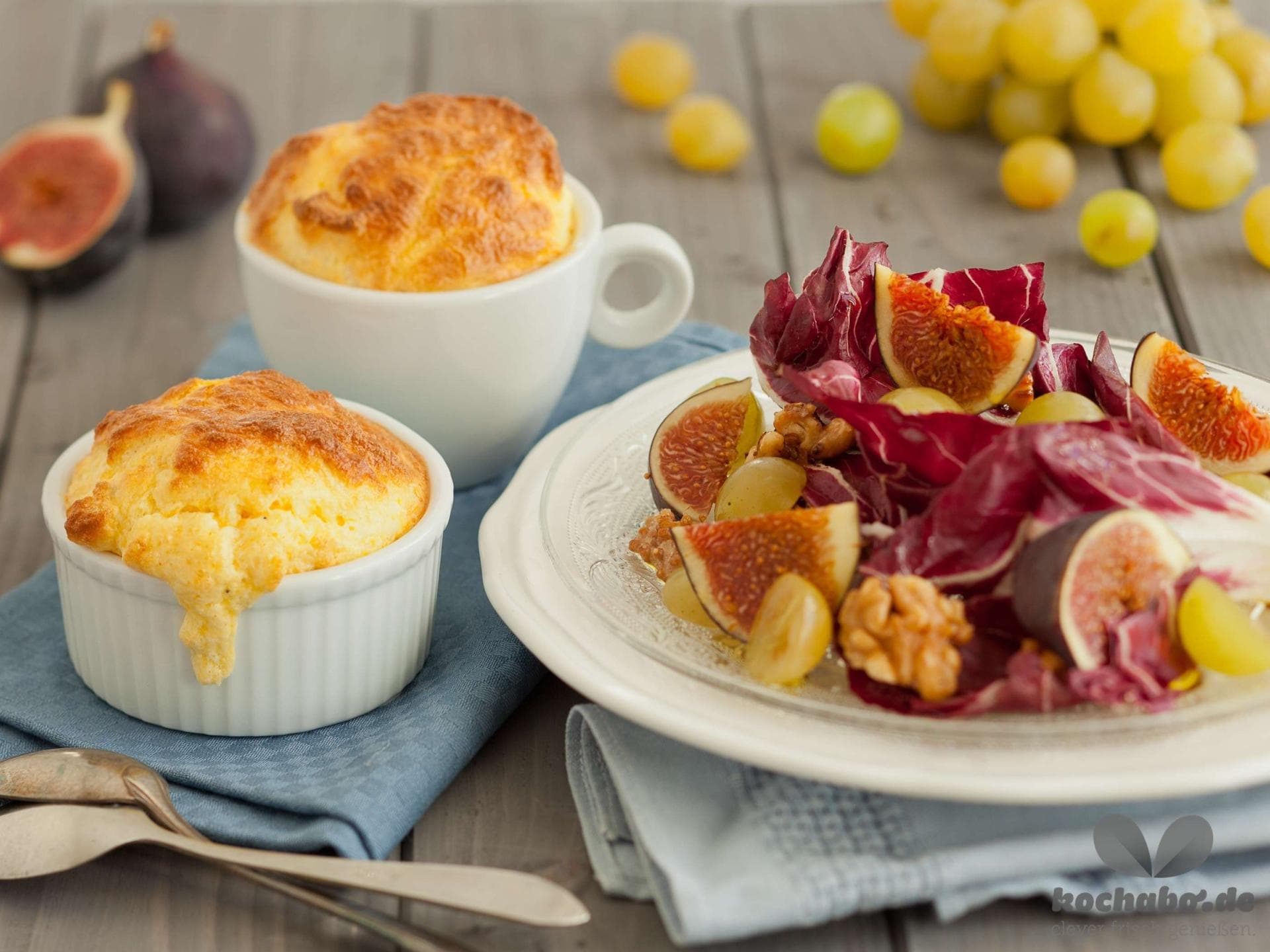 Käsesoufflé mit Feigen-Trauben-Salat Käsesoufflét
