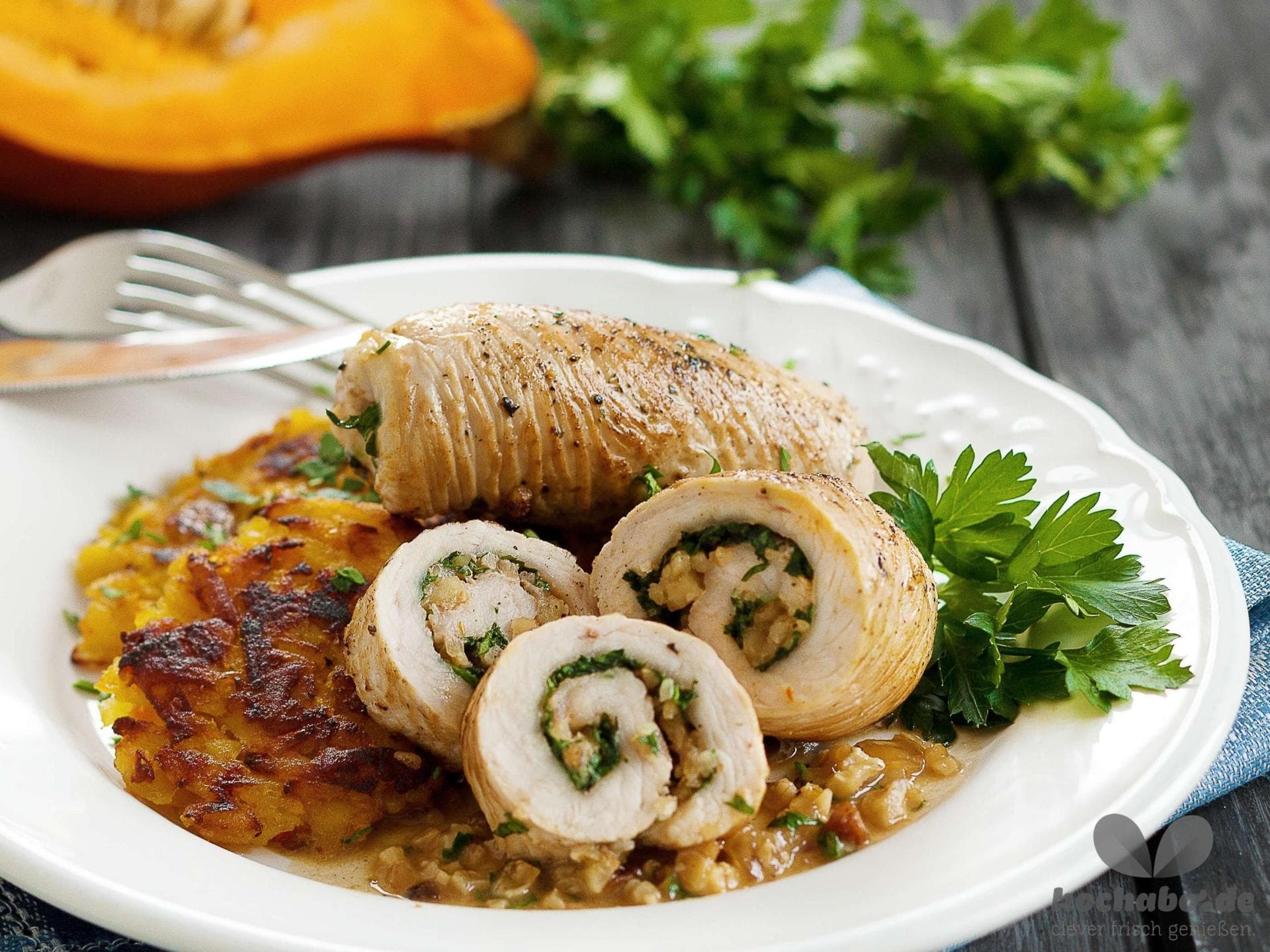 Mit Nüssen & Honig gefülltes Puten-Involtini mit Kürbis-Kartoffelrösti Mit Nüssen & Honig gefülltes Puten-Involtini