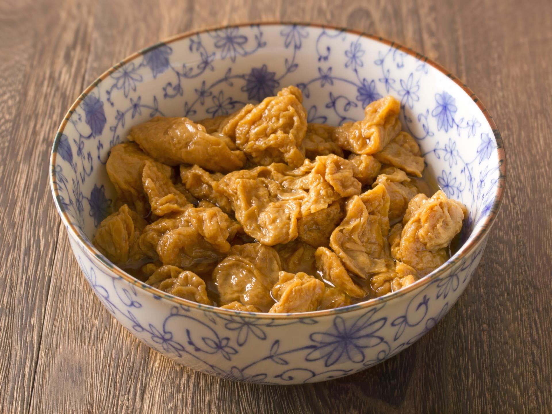 Seitan ist ein Fleischersatzprodukt aus Weizeneiweiß. Viele Veganer und Vegetarier nutzen es als Alternative zu Fleisch, Fisch und Eiern