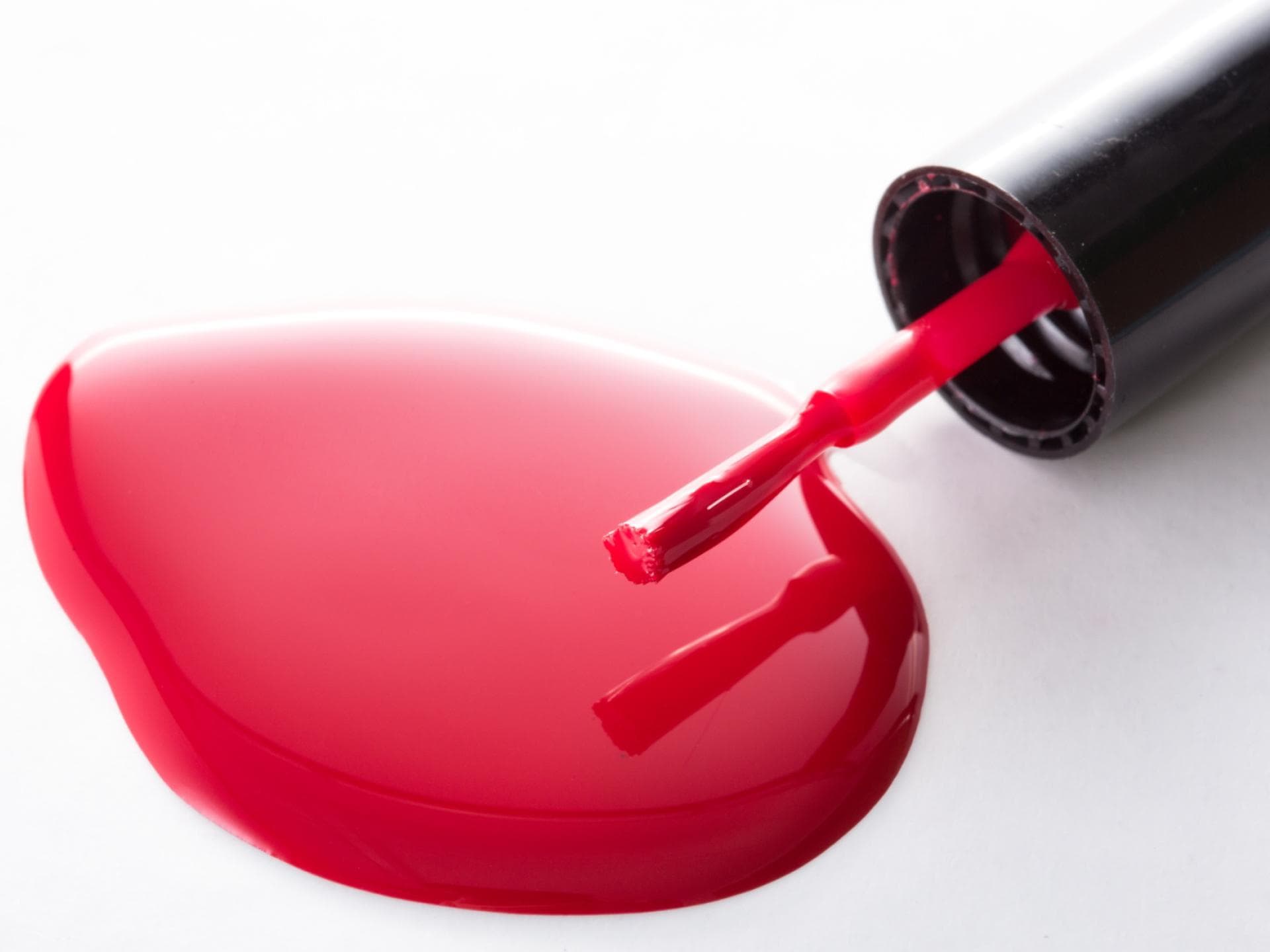 Roter Nagellack - Die richtige Pflege und das Lackieren 
