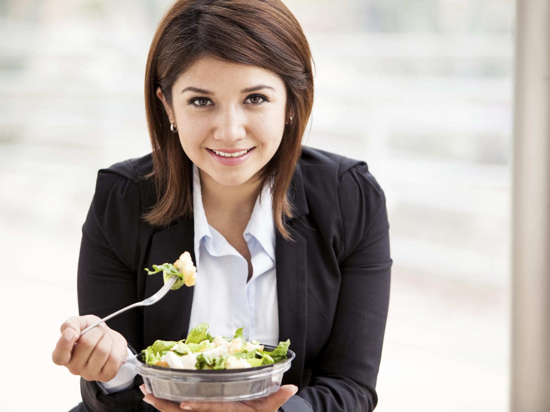 Diät im Büro - Damit Sie sich trotz Stres im Job keine zusätzlichen Pfunde anfuttern, haben wir hier die besten Tipps für Sie und eine gesunde Ernährung im Job-Alltag