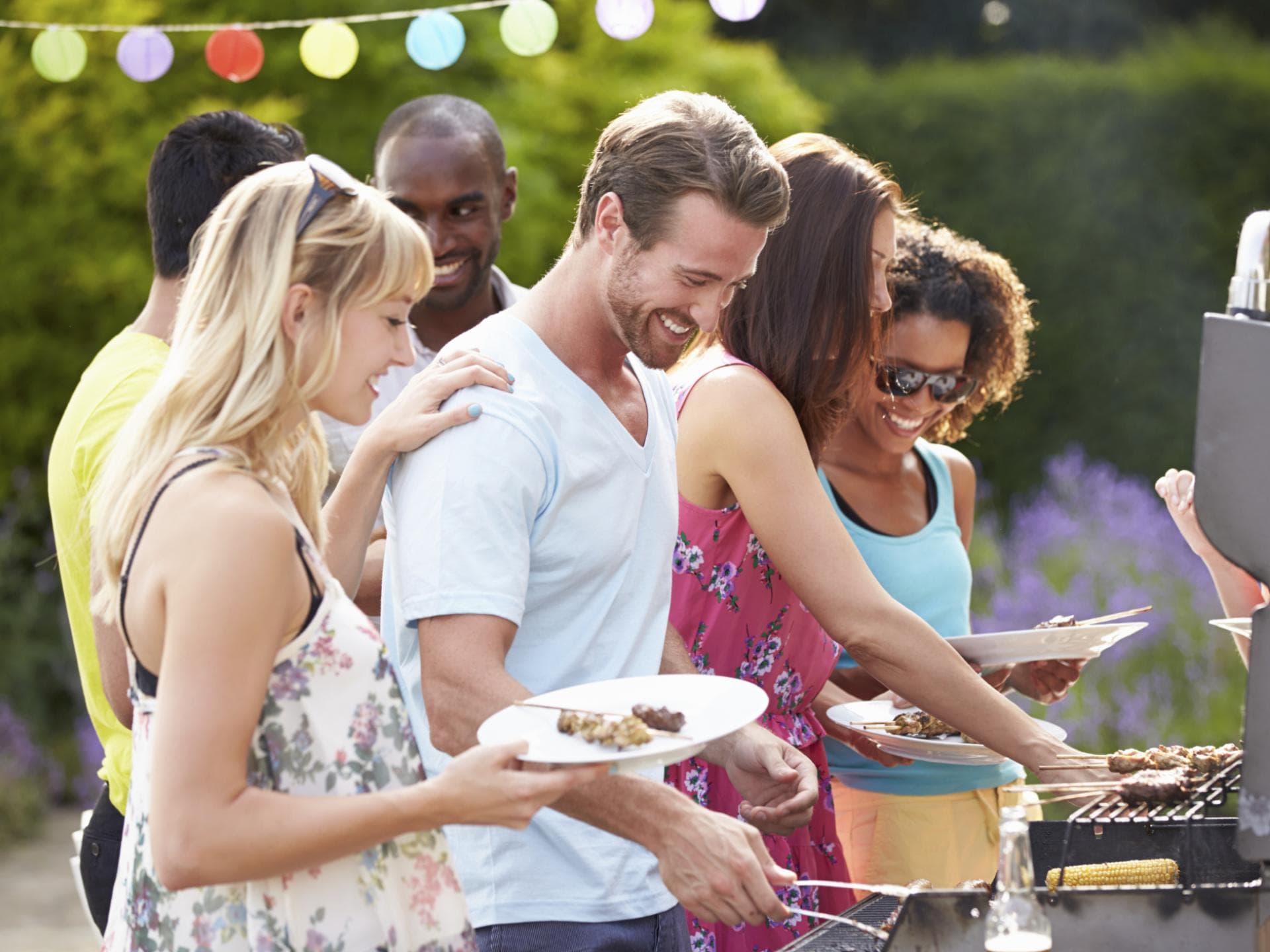 Freunde grillen im Garten - Mit unseren Grill-Tipps und Ideen zaubern Sie für Ihren Gäste Neues auf den Grill