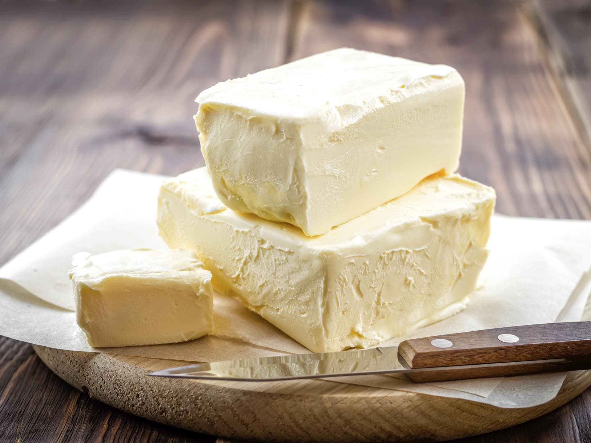 Butter mit Messer - Wir verraten, was in der Butter steckt und ob sie uns wirklich schadet