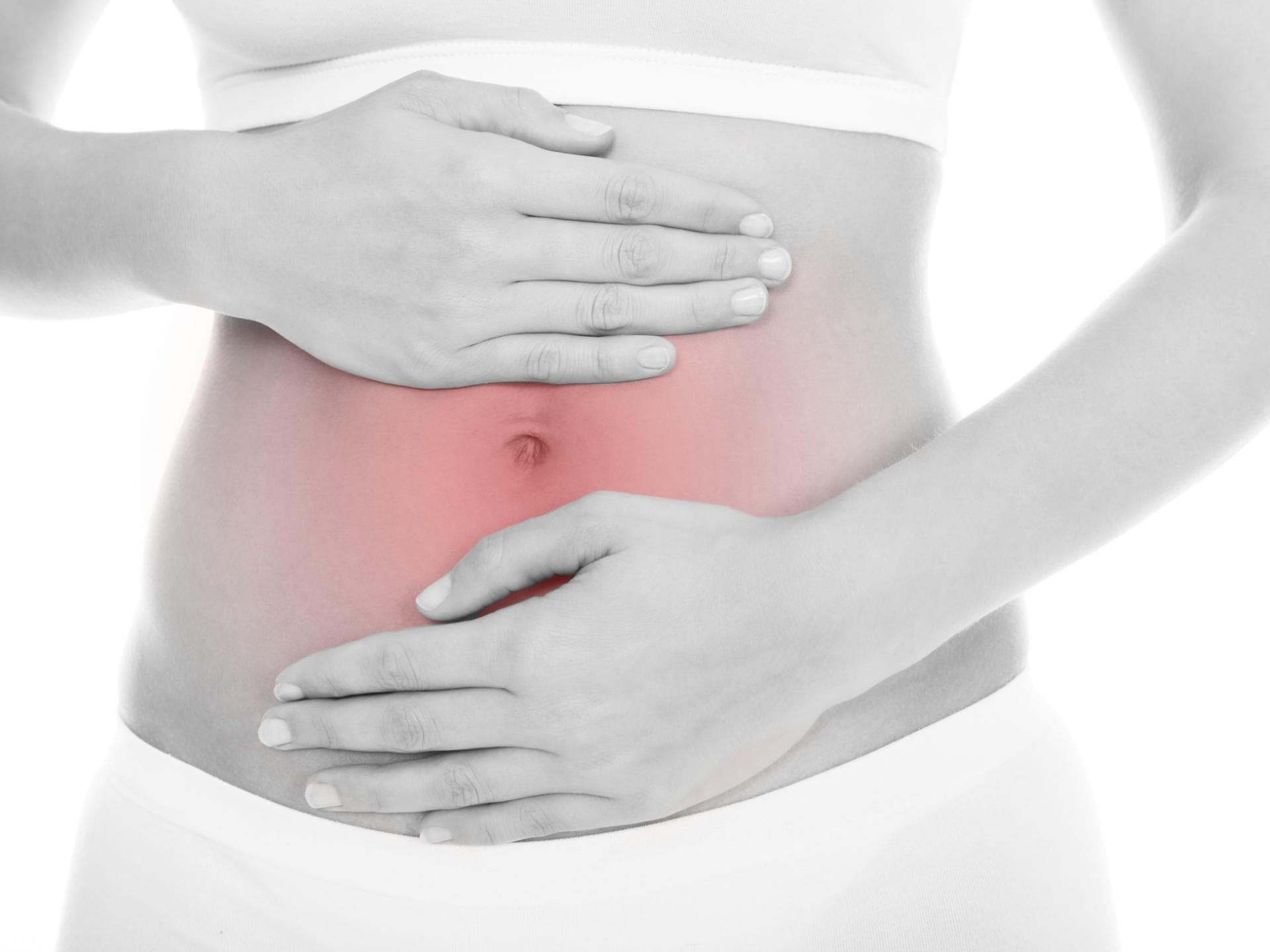 Frau hält sich wegen Schmerzen den Bauch - Tipps bei Unverträglichkeit 