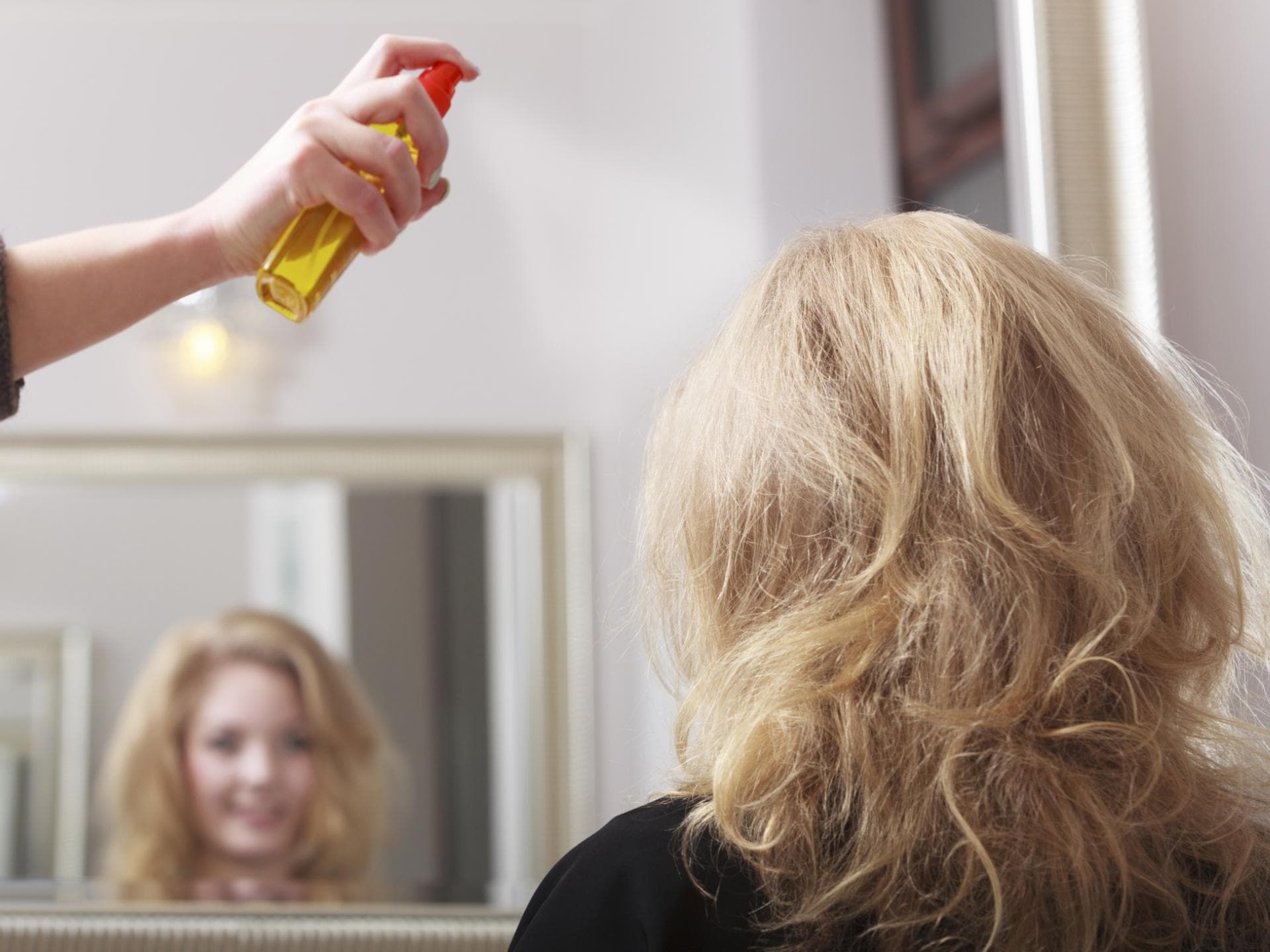 Haarspray - So bekämpfen Sie störrisches Haar und fixieren die Haare richtig