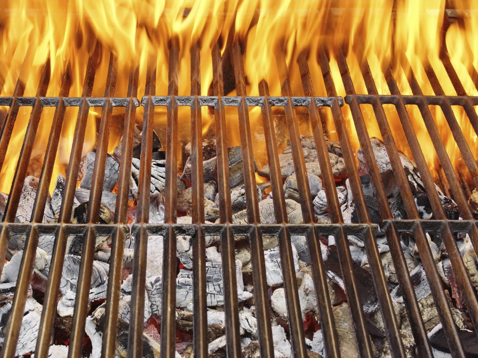 Grill reinigen Grillrost mit Feuer - Wir geben Tipps, wie Sie Ihren Grill wieder sauber bekommen – mit wenig Aufwand und Geld