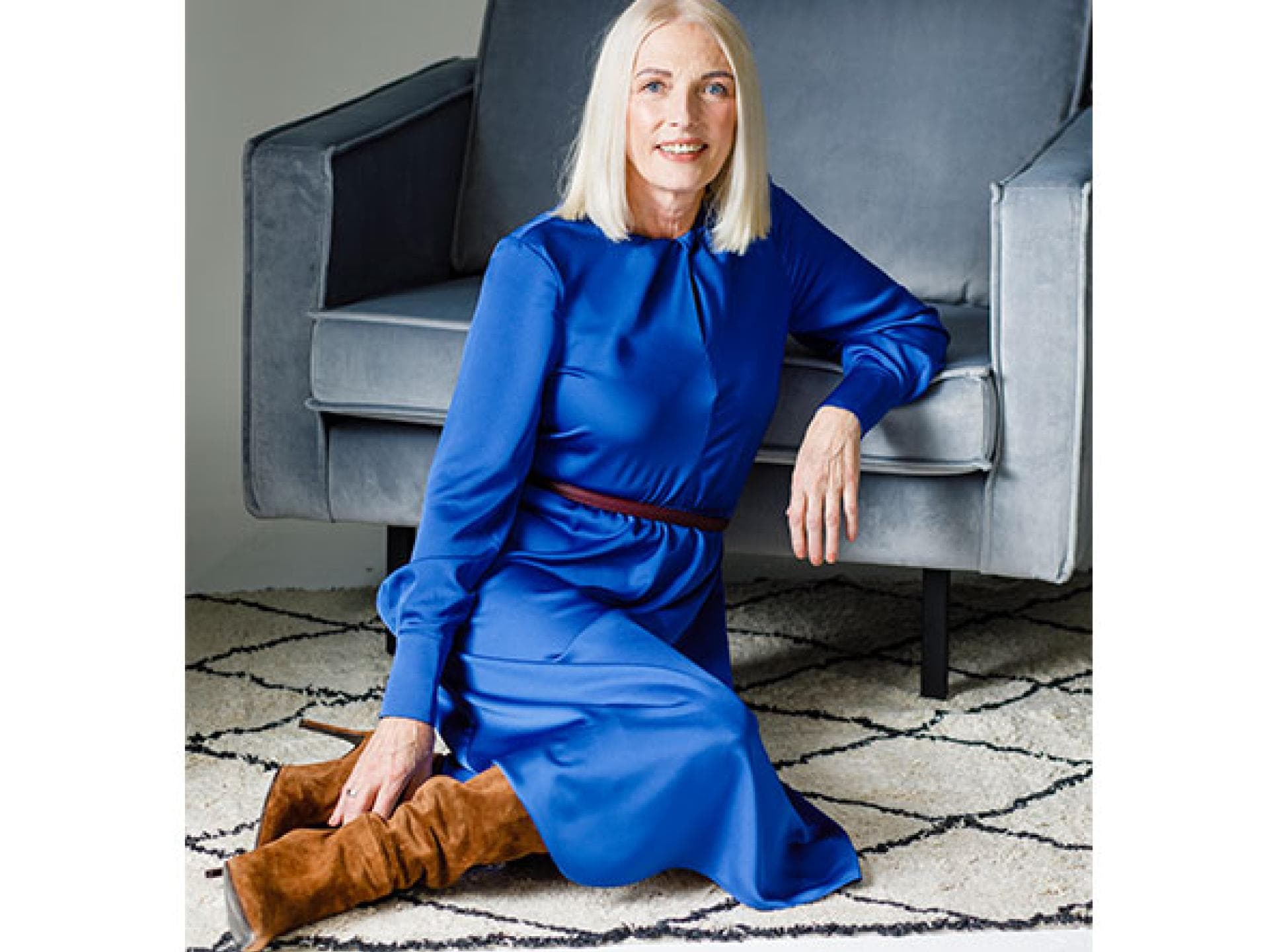Helga in einem blauen Kleid