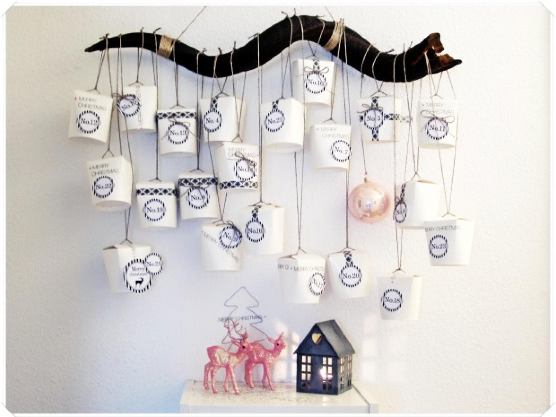Selbstgemachter Adventskalender mit Geschenken in Foodboxen