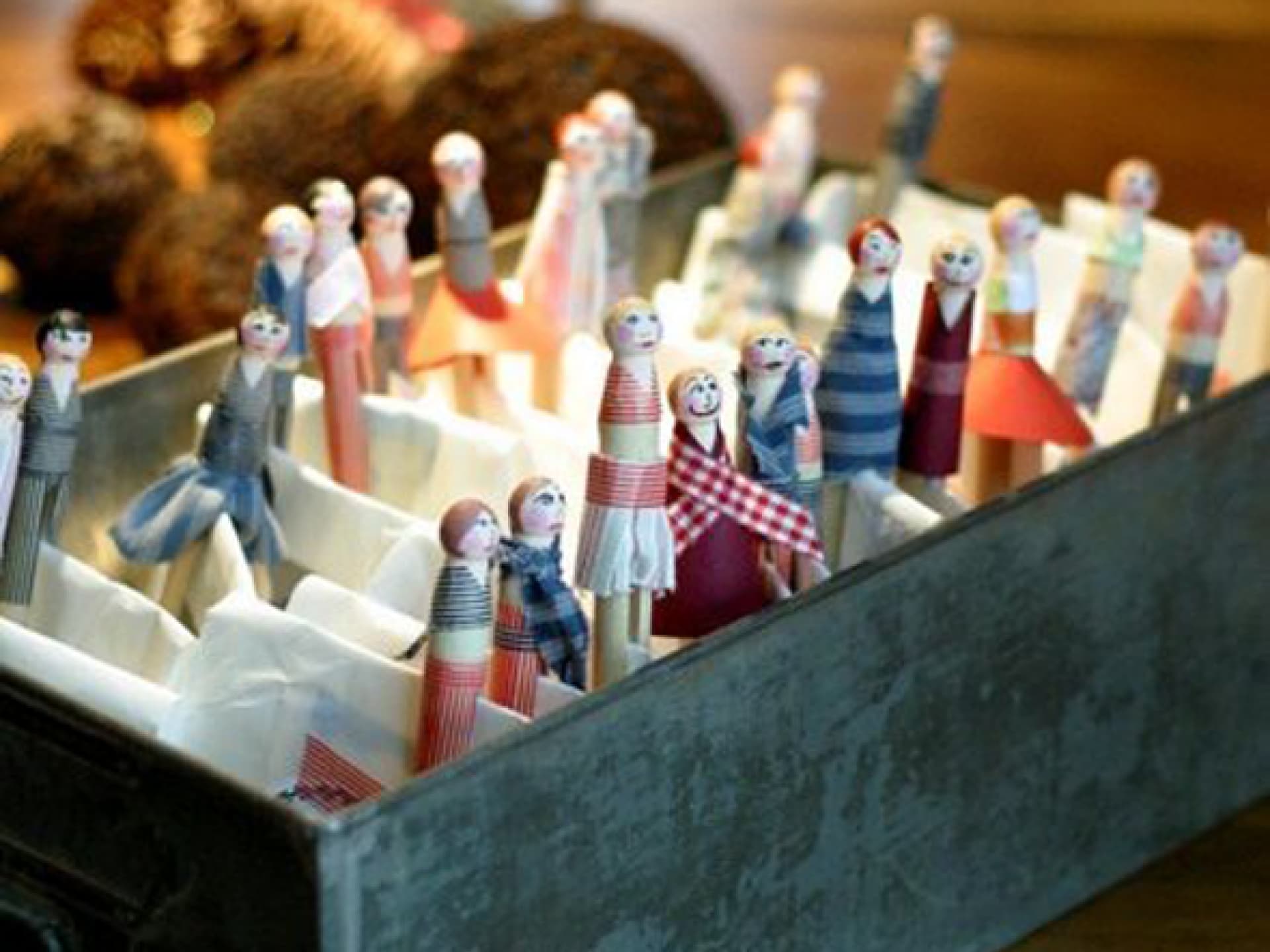 Selbst gemachter Adventskalender mit Klammerpuppen