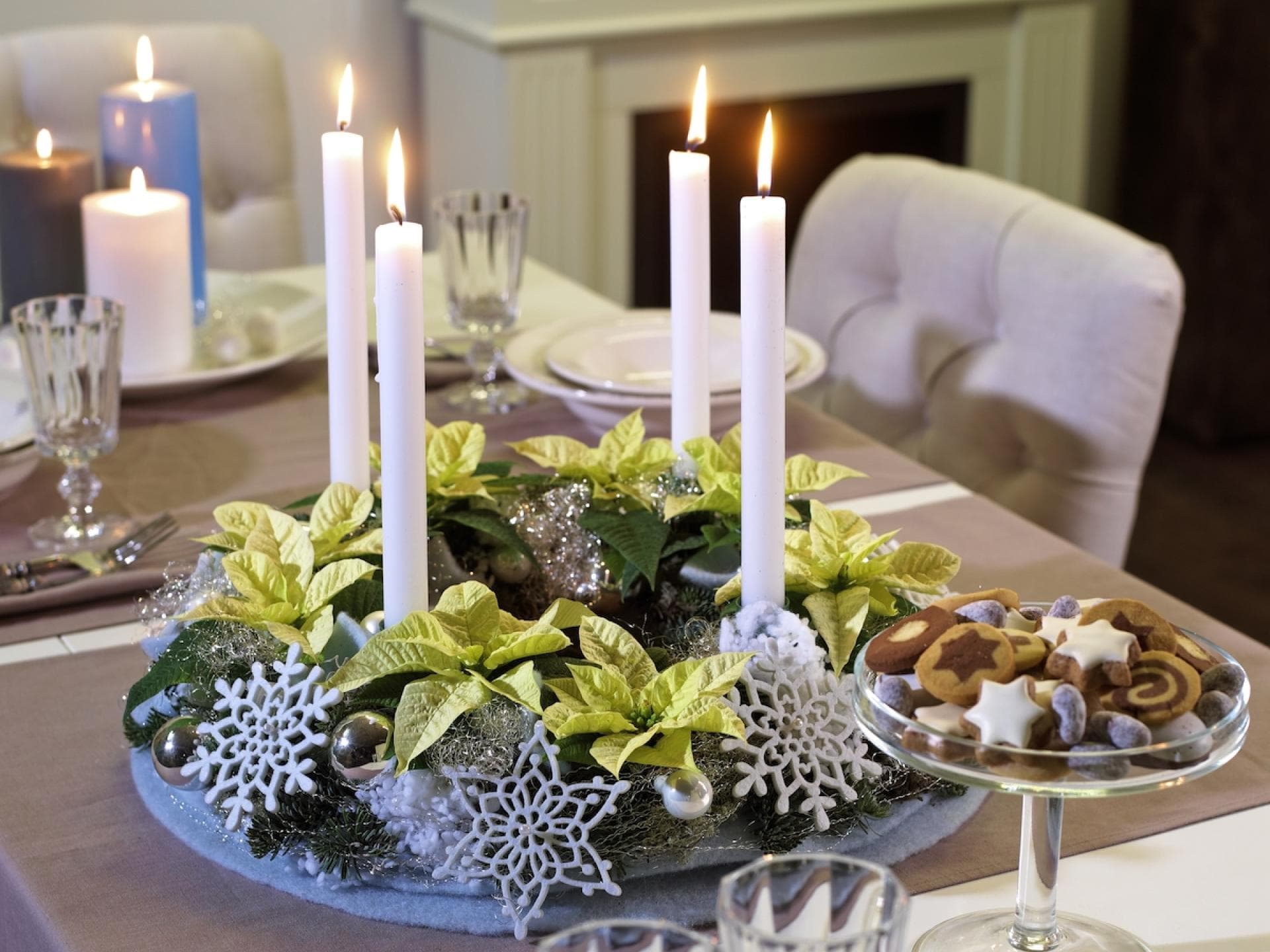 Adventskranz mit weißen Weihnachtssternen und blau