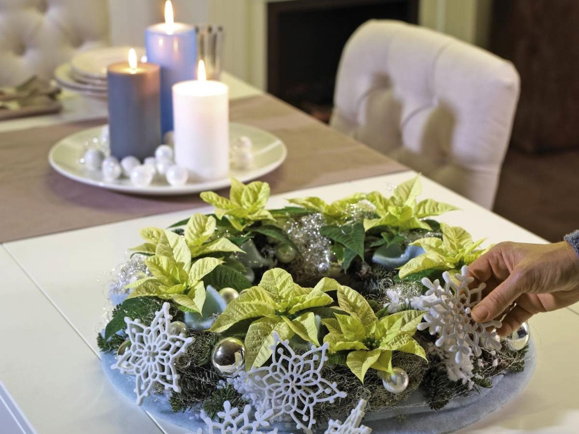 Adventskranz mit  Schneesternen und Weihnachtssternen dekorieren
