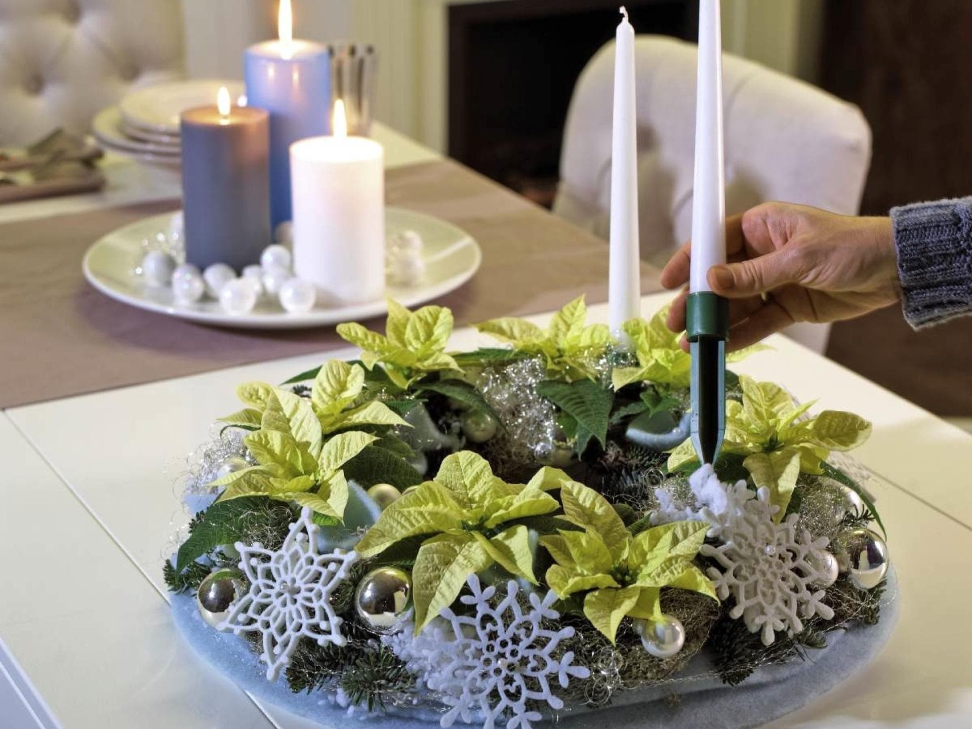 Adventskranz mit weißen Weihnachtssternen selbst stecken