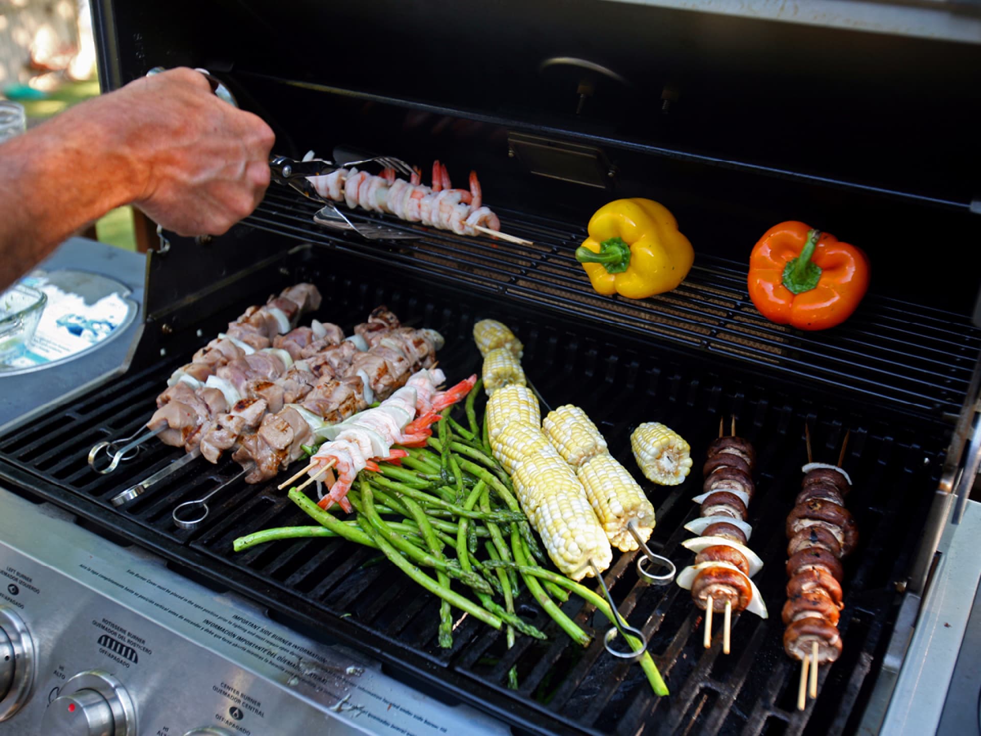 Großer Gasgrill voller Grillgut