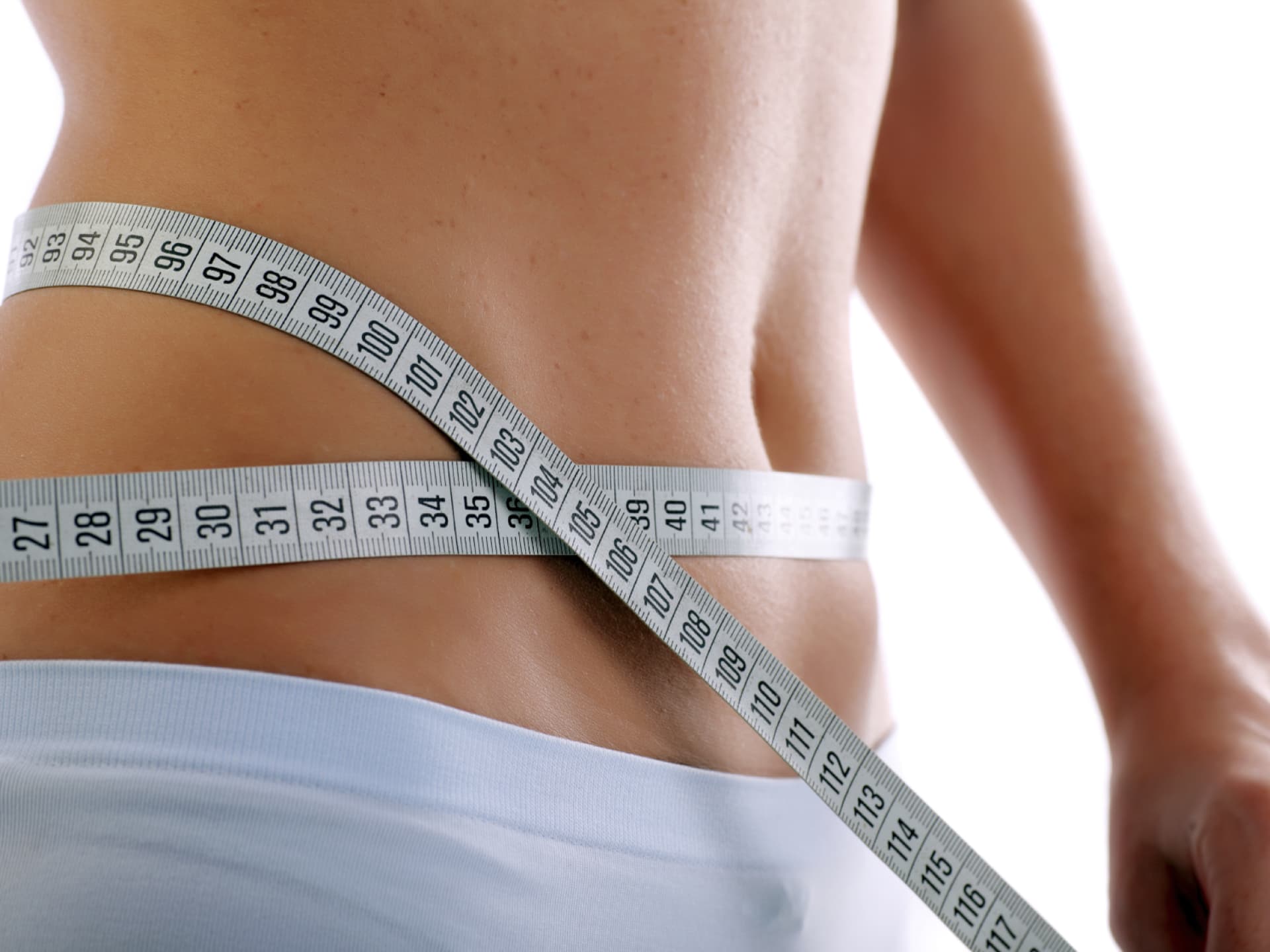 Almased Diätplan Frau mit Maßband um den Bauch