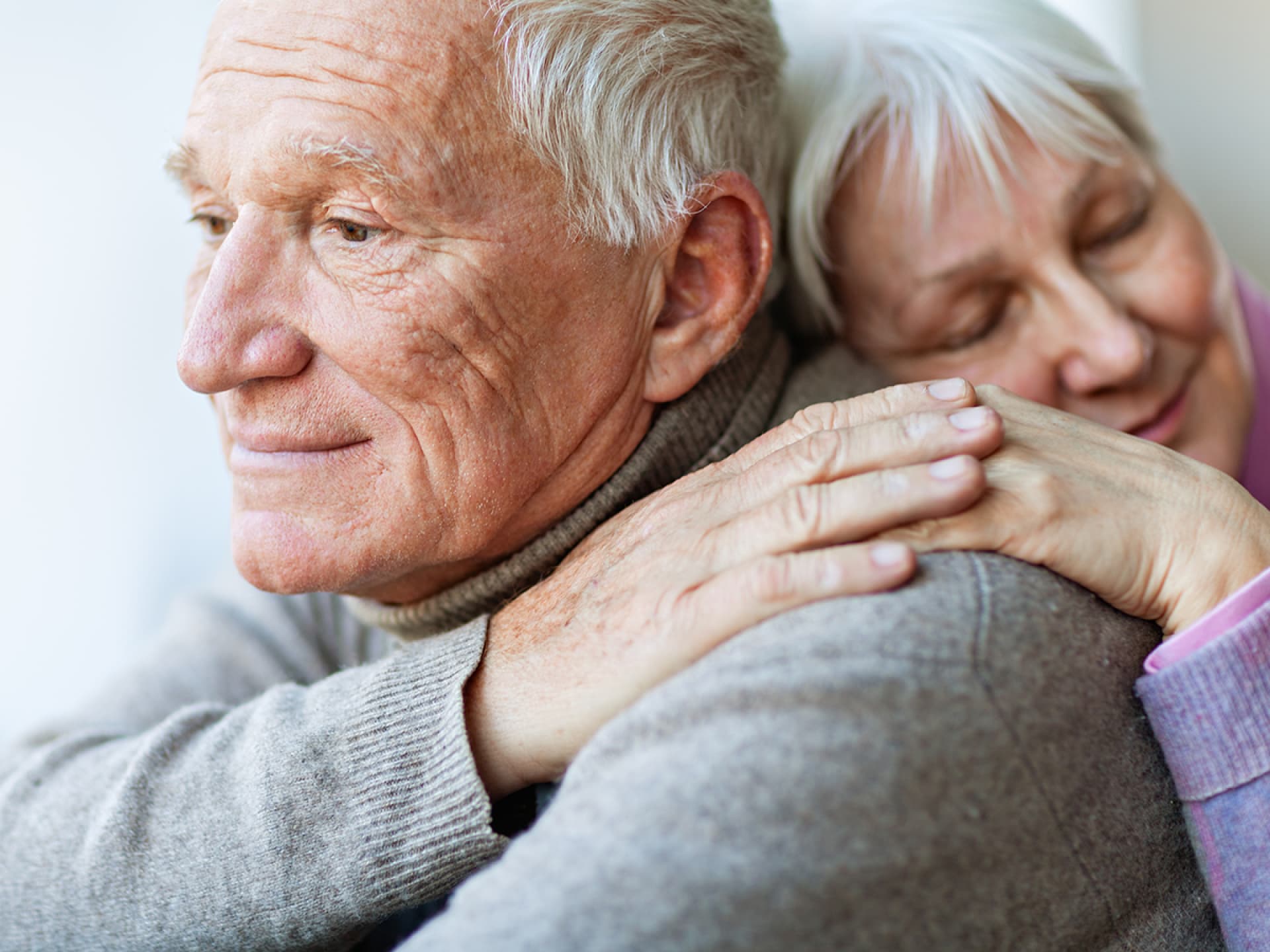 Ein alter Mann und eine alte Frau haben Alzheimer - mehr Infos finden Sie hier